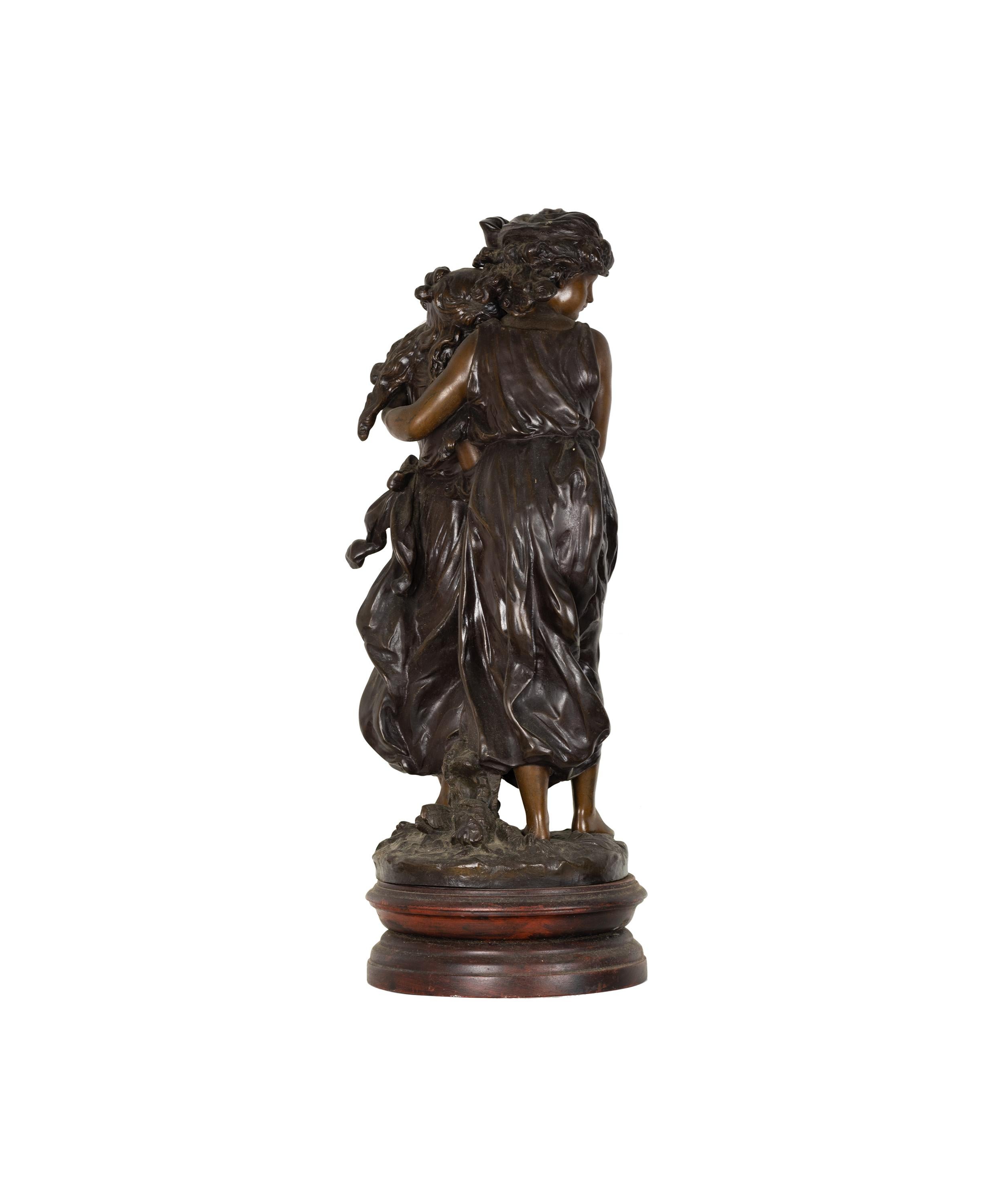 Una statua di bronzo, due ragazze con la tunica sciolta al vento che si abbracciano - Persefone, la dea della protezione, abbraccia la ragazza più piccola in un atto di protezione. 
Possiede il sigillo della fonderia e la firma 