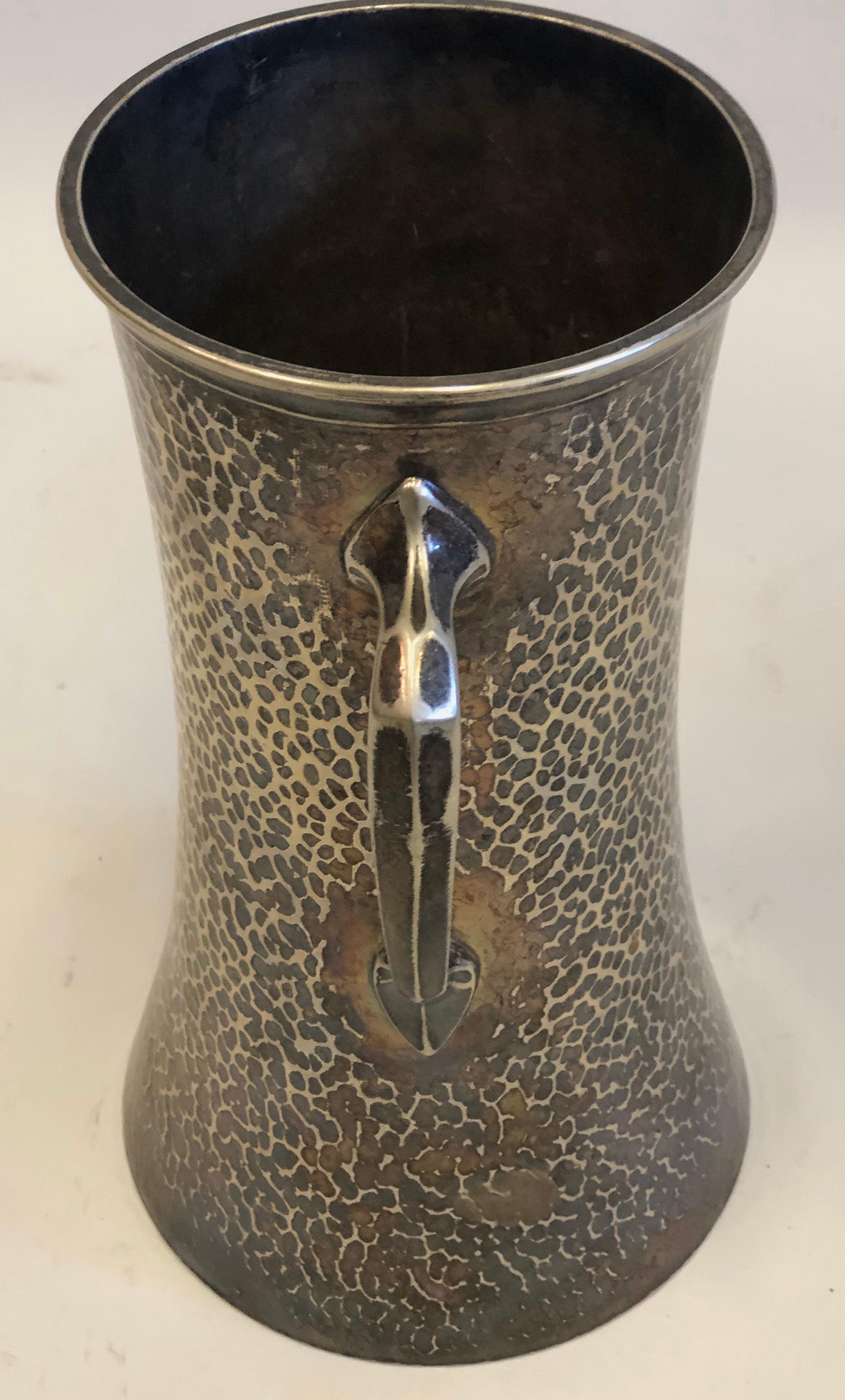 Martelé Proto Bauhaus vase ou seau à vin ou rafraîchisseur en argent et cuivre martelé par Hutscheneruther en vente