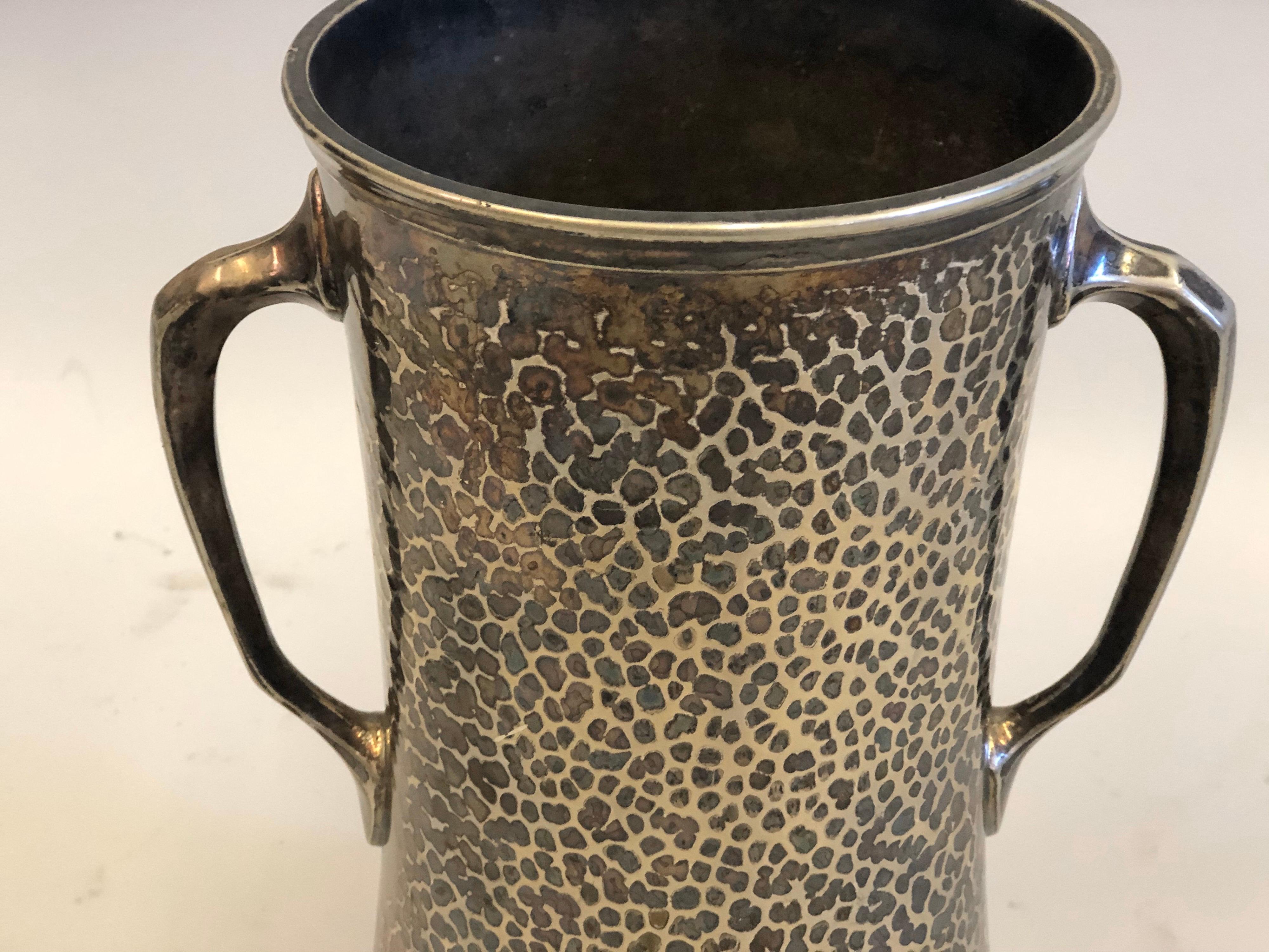 Argent Proto Bauhaus vase ou seau à vin ou rafraîchisseur en argent et cuivre martelé par Hutscheneruther en vente