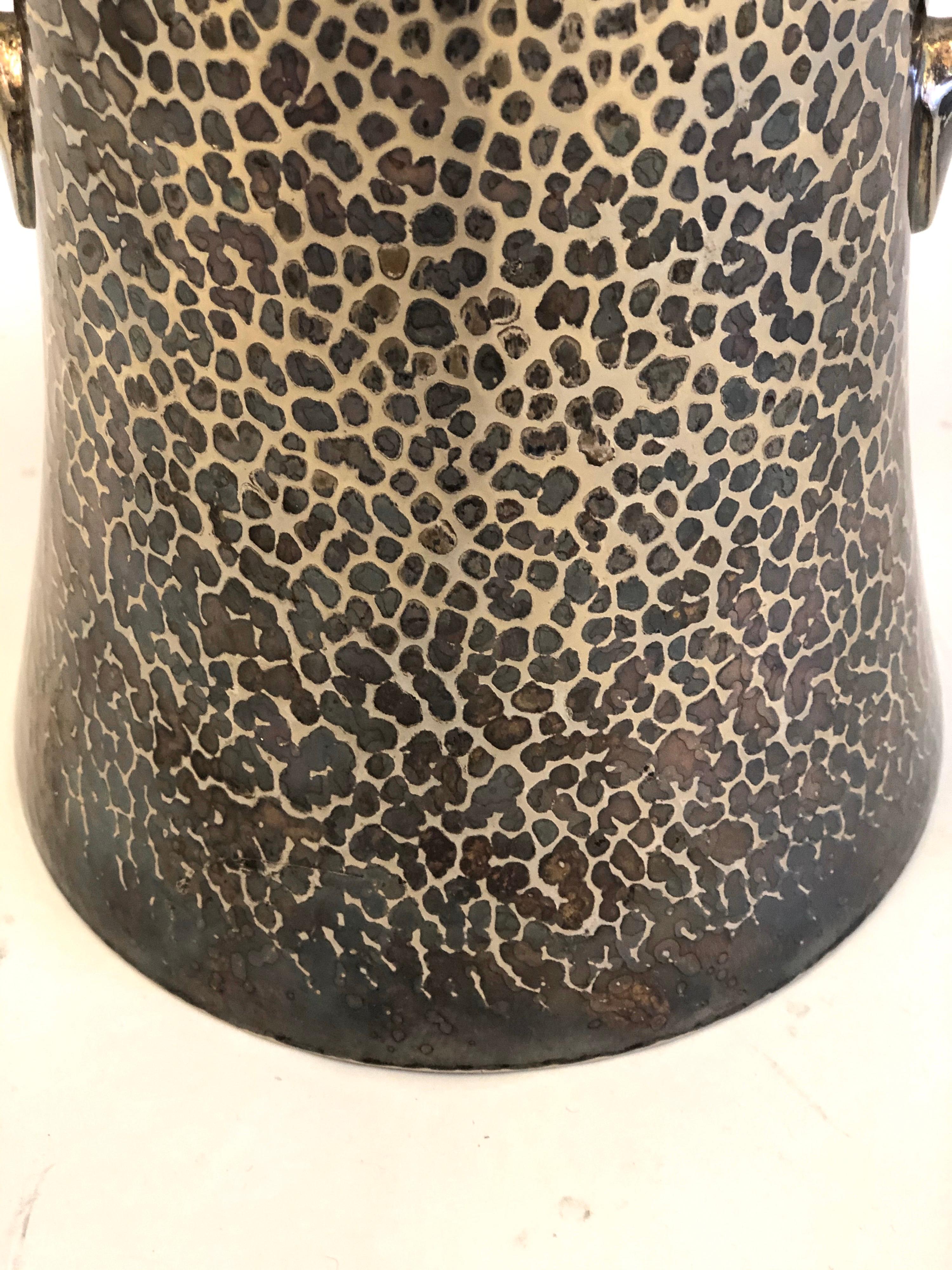 Proto Bauhaus Vase oder Weinkühler aus gehämmertem Silber und Kupfer von Hutscheneruther im Zustand „Gut“ im Angebot in New York, NY