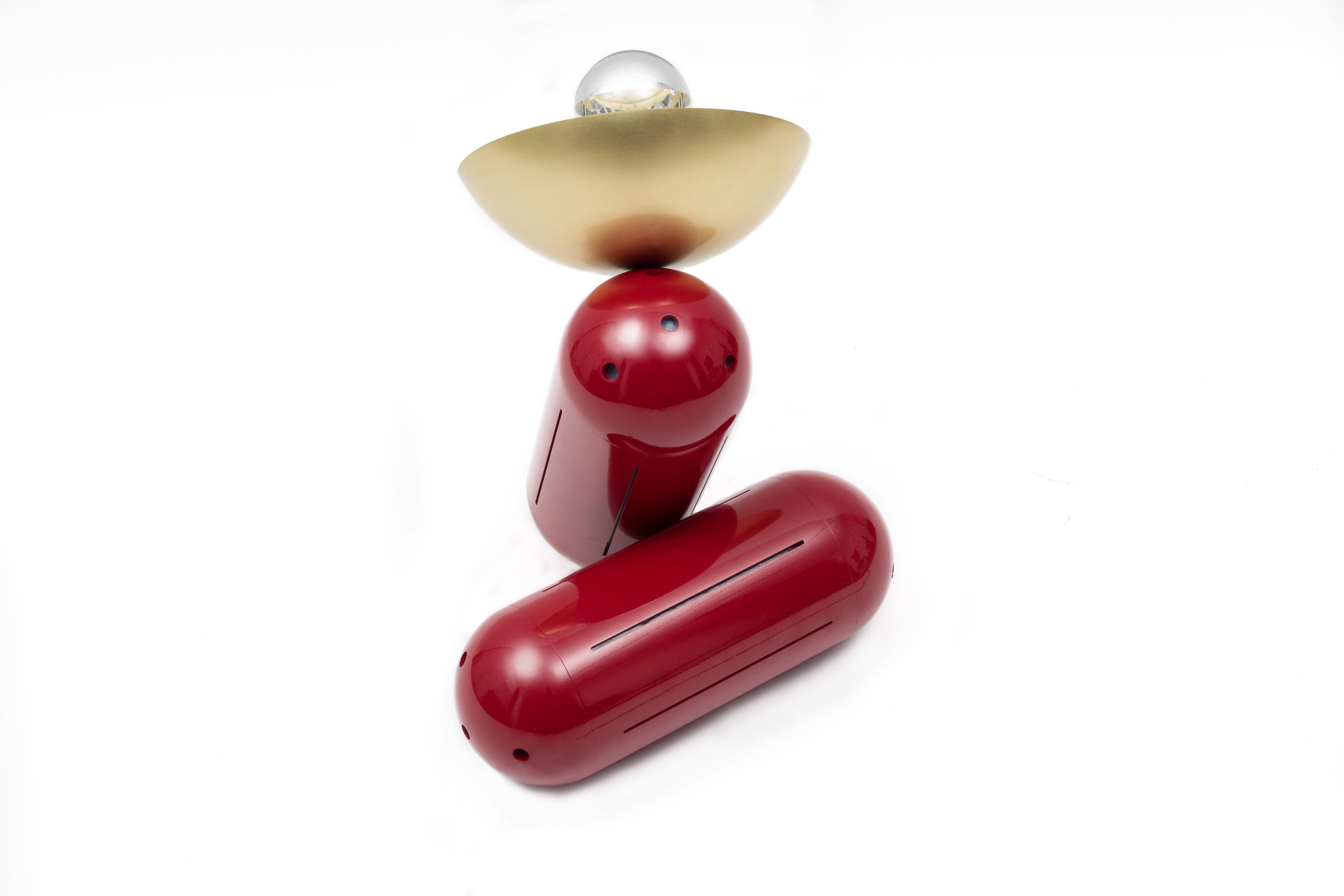 Proto Table Lamp - red powder coated aluminum, mirror polished and brushed brass (amerikanisch) im Angebot