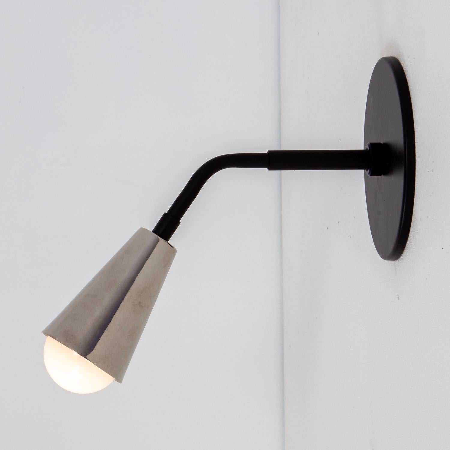 Este anuncio es para 1x prototipo de Aplique negro y níquel de Research Lighting. 

Materiales: Acero, latón, aluminio
Dimensiones: 5 pulg. de ancho x 8 pulg. de alto x 9 pulg. de profundidad
Acabado: Pintado Negro y Níquel
Iluminación: 1x Toma