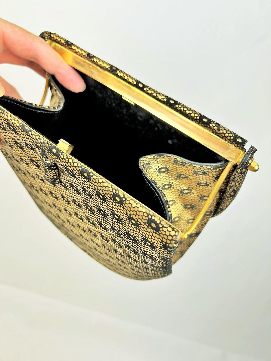 Prototyp von Christian Dior, eine Handtasche aus goldgestempeltem Wildleder – Paris um 1950 im Angebot 5