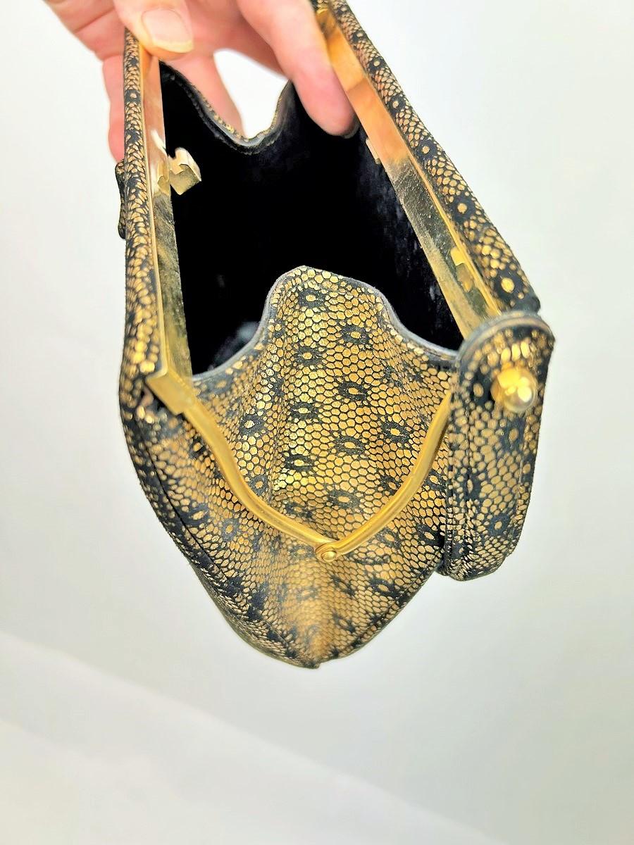 Prototyp von Christian Dior, eine Handtasche aus goldgestempeltem Wildleder – Paris um 1950 im Angebot 6