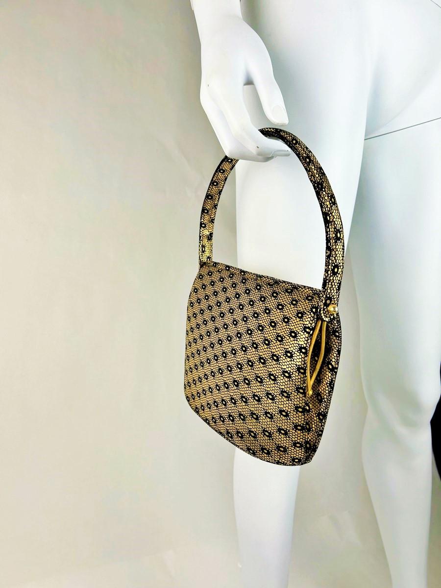 Prototyp von Christian Dior, eine Handtasche aus goldgestempeltem Wildleder – Paris um 1950 im Angebot 9