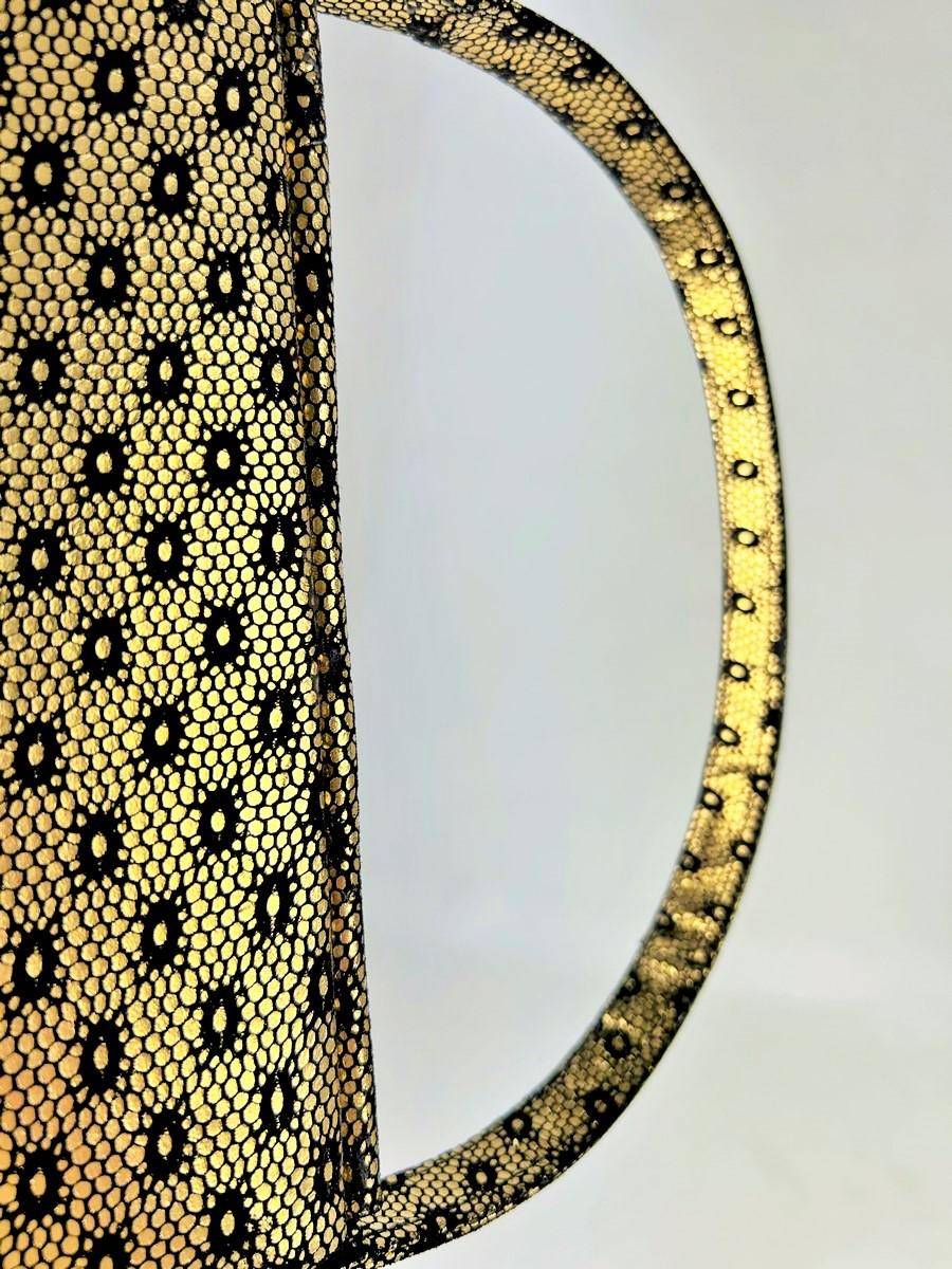 Prototyp von Christian Dior, eine Handtasche aus goldgestempeltem Wildleder – Paris um 1950 im Angebot 10