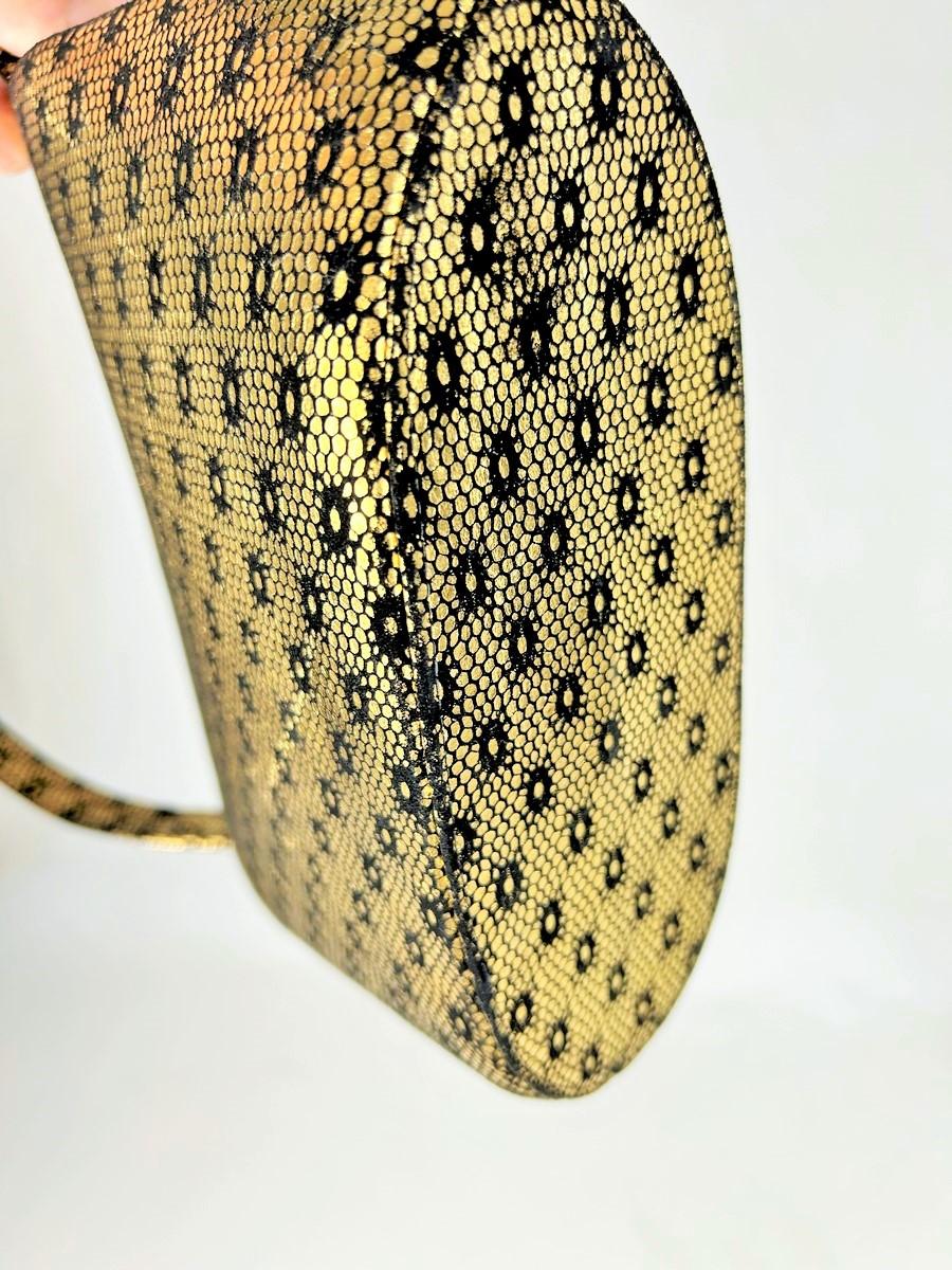 Prototyp von Christian Dior, eine Handtasche aus goldgestempeltem Wildleder – Paris um 1950 im Angebot 11