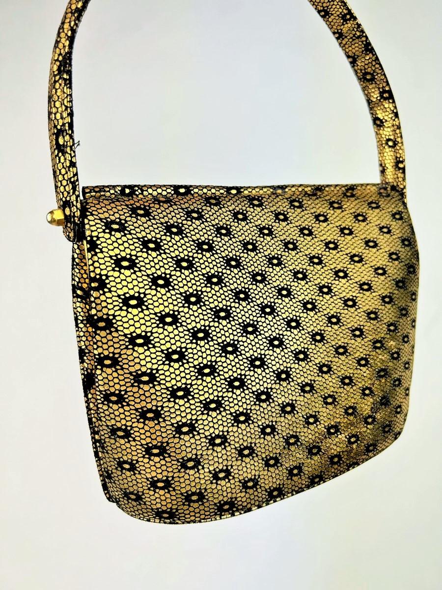 Prototyp von Christian Dior, eine Handtasche aus goldgestempeltem Wildleder – Paris um 1950 Damen im Angebot
