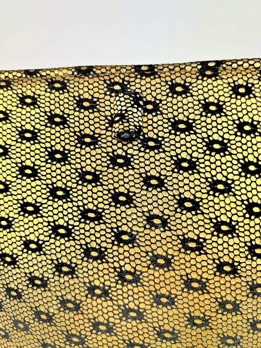 Prototyp von Christian Dior, eine Handtasche aus goldgestempeltem Wildleder – Paris um 1950 im Angebot 3