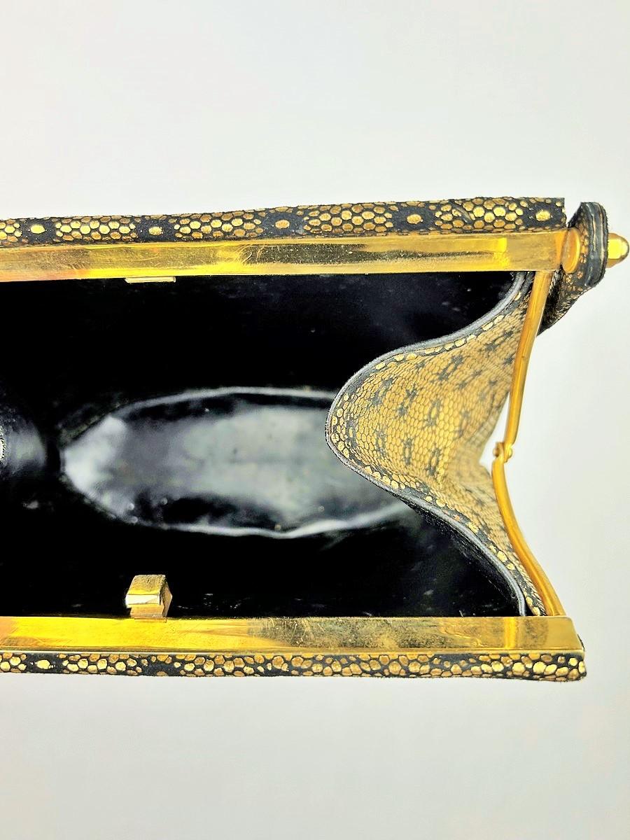 Prototyp von Christian Dior, eine Handtasche aus goldgestempeltem Wildleder – Paris um 1950 im Angebot 4