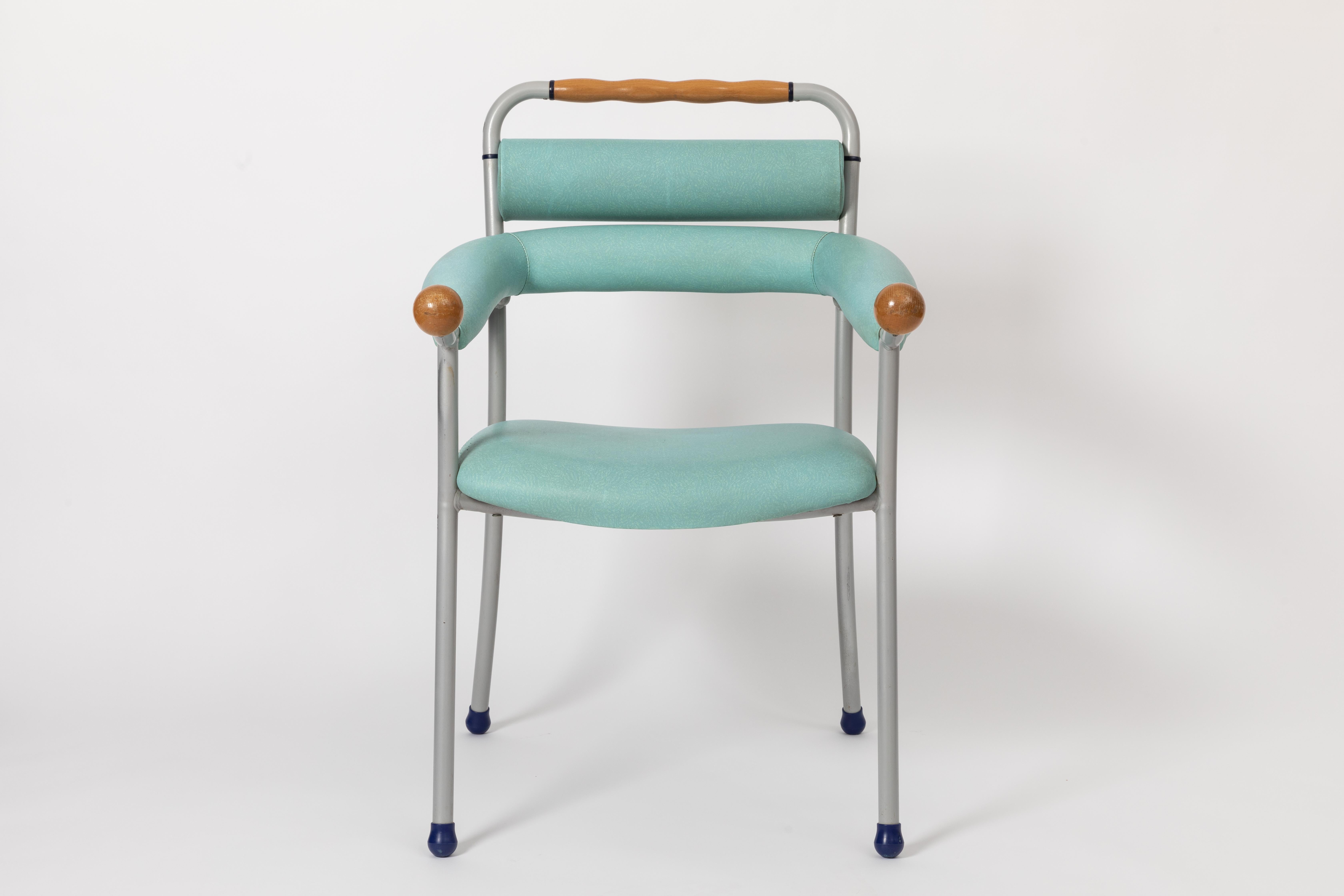Prototype de chaise conçu par Masanori Umeda dans les années 1980. Il est composé d'une structure métallique, de mousse de polyuréthane et d'accents en bois. 