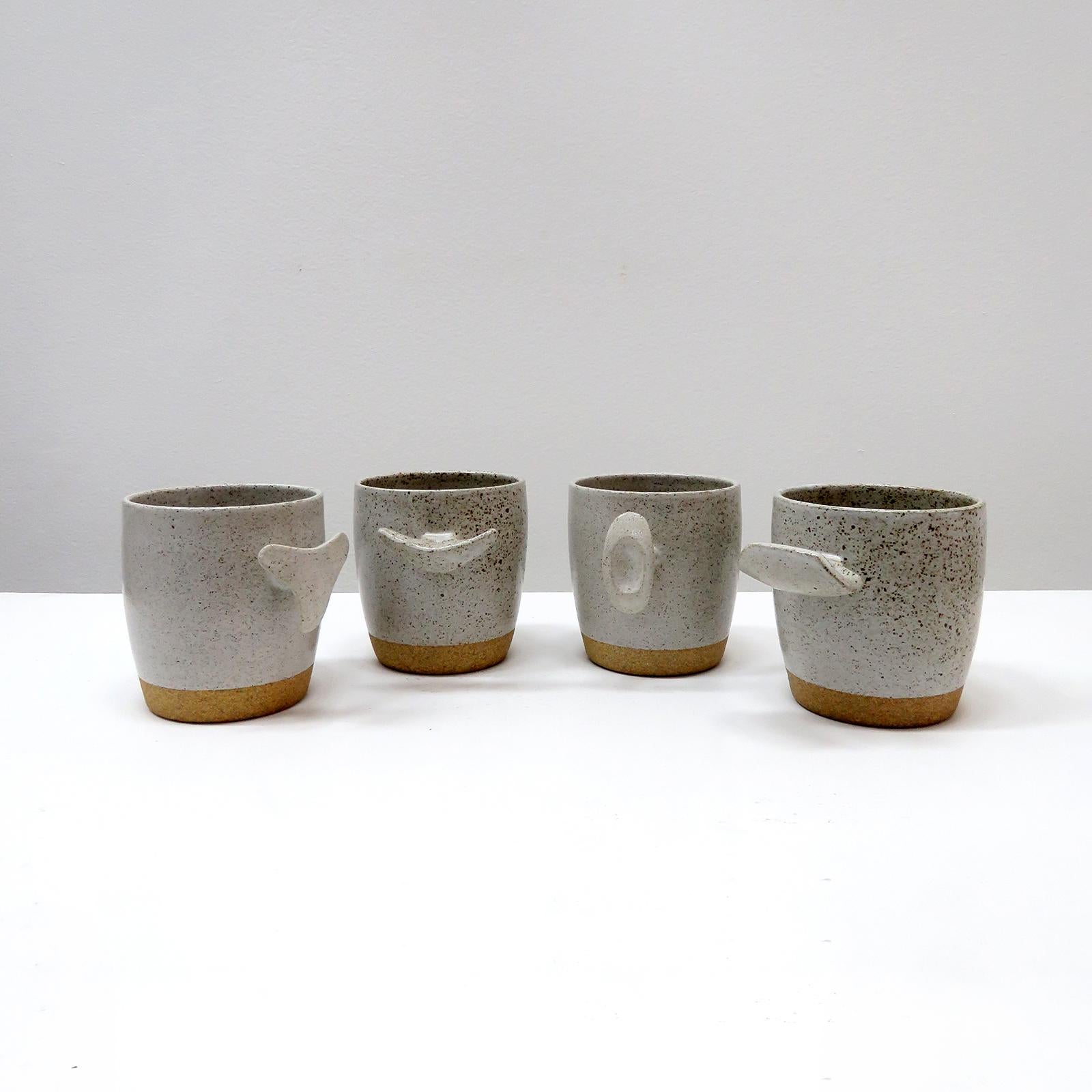 wunderbare 'Cope'-Tassen, handgefertigt vom Keramiker Jed Farlow aus Los Angeles für Farlow Design. Hochgebranntes Steingut mit mattweiß gesprenkelter Glasur. Diese einzigartigen Tassen wurden mit einem menschenzentrierten Ansatz entwickelt und