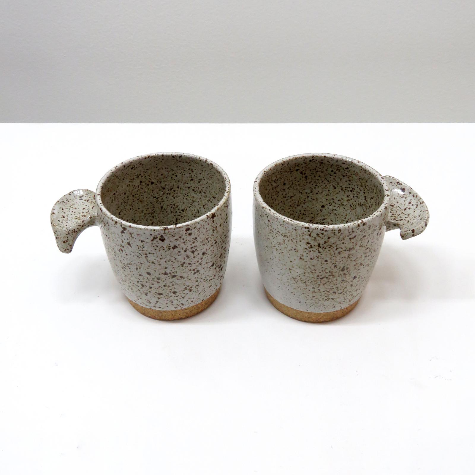 wunderbare 'Fin'-Tassen, handgefertigt vom Keramiker Jed Farlow aus Los Angeles für Farlow Design. Hochgebranntes Steingut mit mattweiß gesprenkelter Glasur. Diese einzigartigen Tassen wurden mit einem menschenzentrierten Ansatz entwickelt und