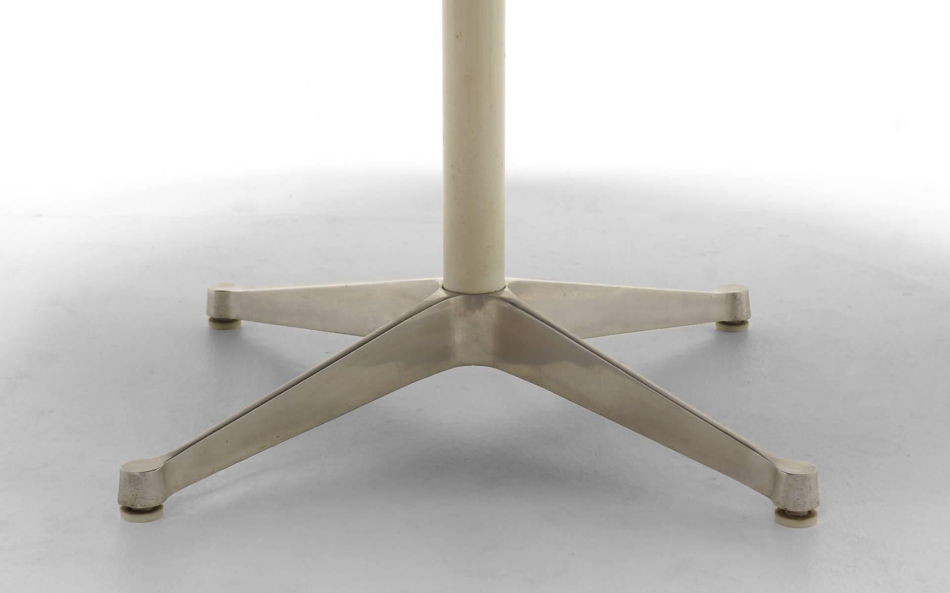 Runder Ess- oder Konferenztisch aus Rosenholz, Prototyp, George Nelson, Unikat im Angebot 1