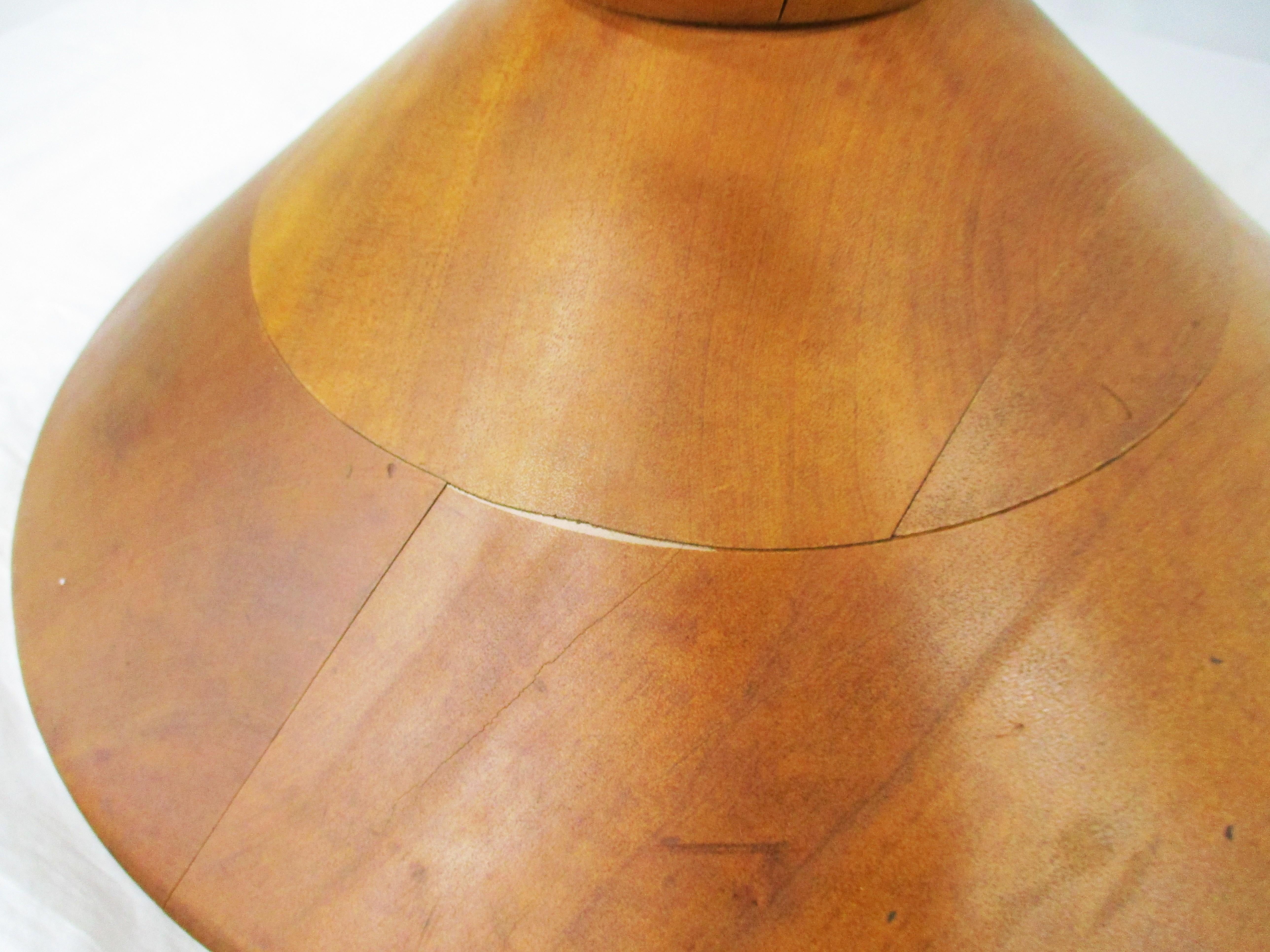 Prototipo de mesa auxiliar / auxiliar Herman Miller de nogal torneado en venta 5