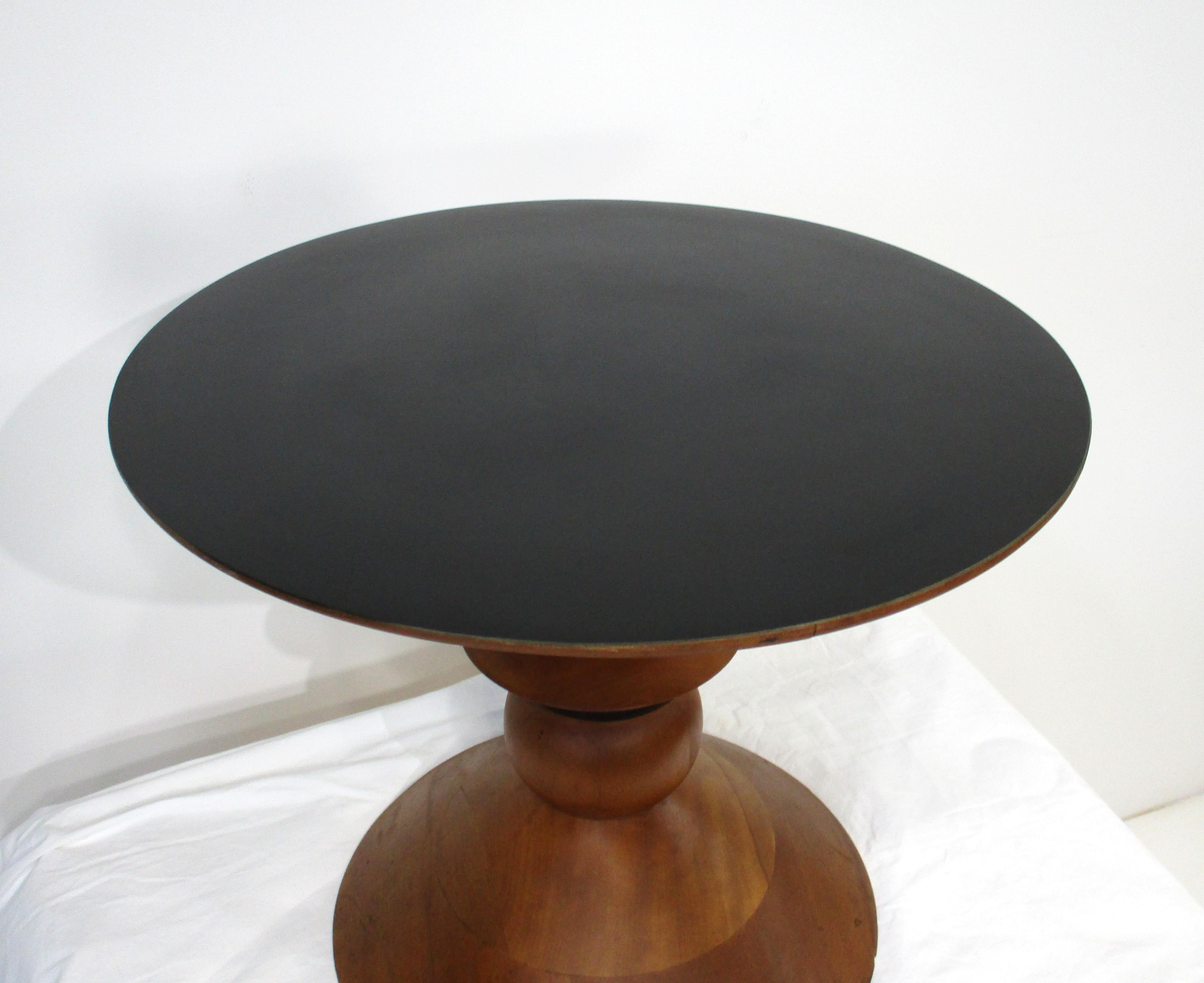 Prototipo de mesa auxiliar / auxiliar Herman Miller de nogal torneado Moderno de mediados de siglo en venta