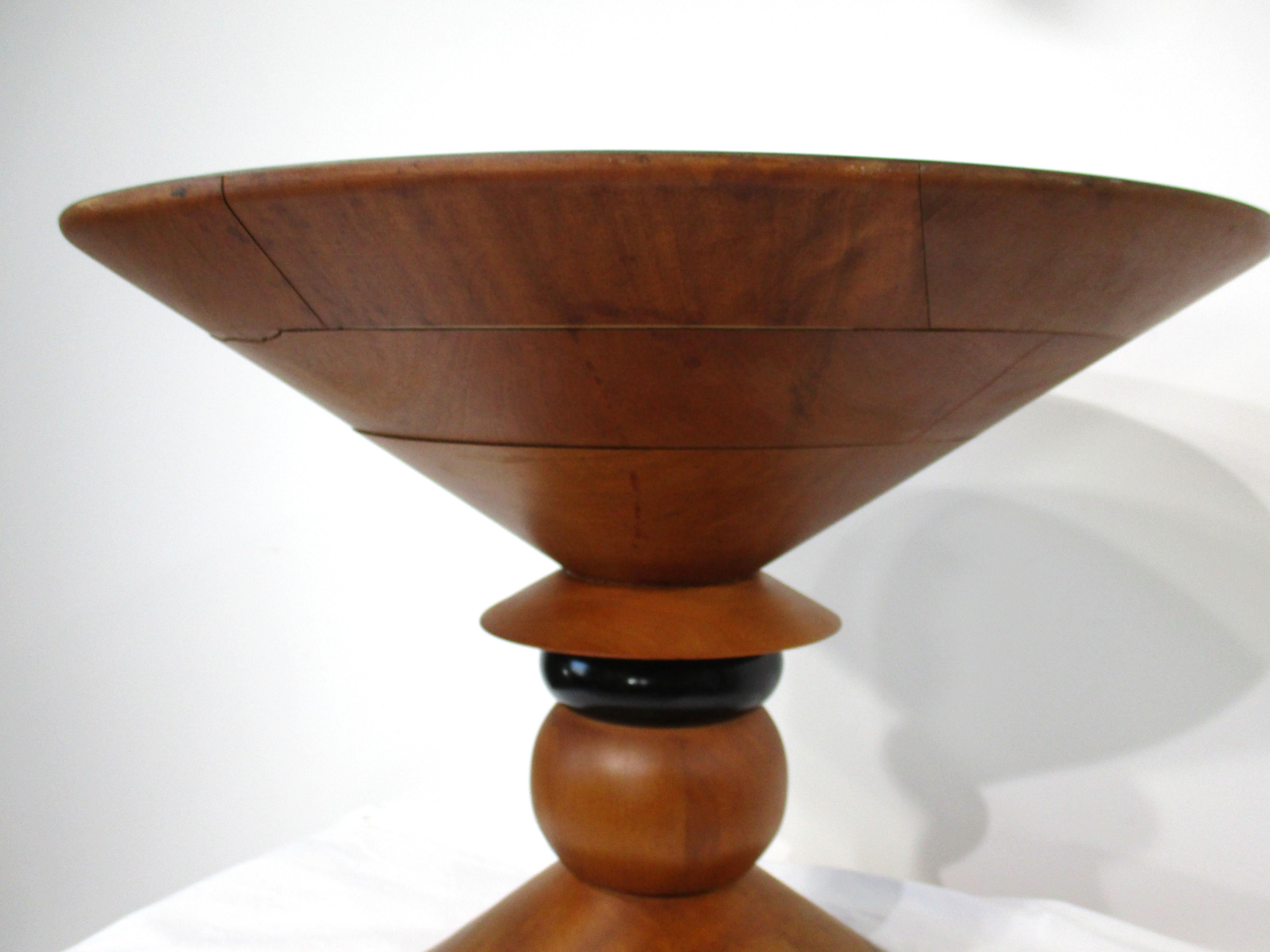 Prototipo de mesa auxiliar / auxiliar Herman Miller de nogal torneado Estadounidense en venta