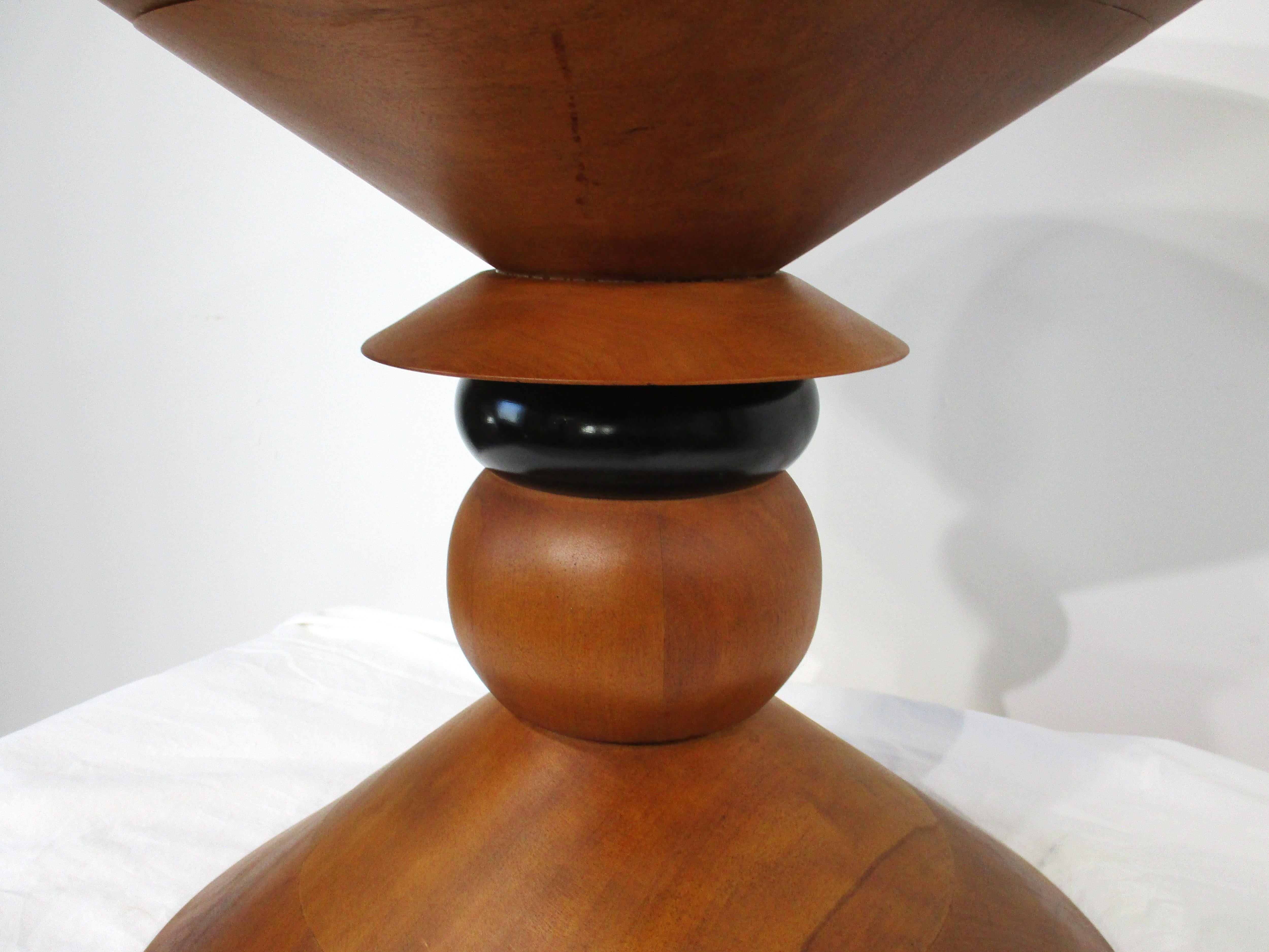 Prototipo de mesa auxiliar / auxiliar Herman Miller de nogal torneado en Bueno estado para la venta en Cincinnati, OH