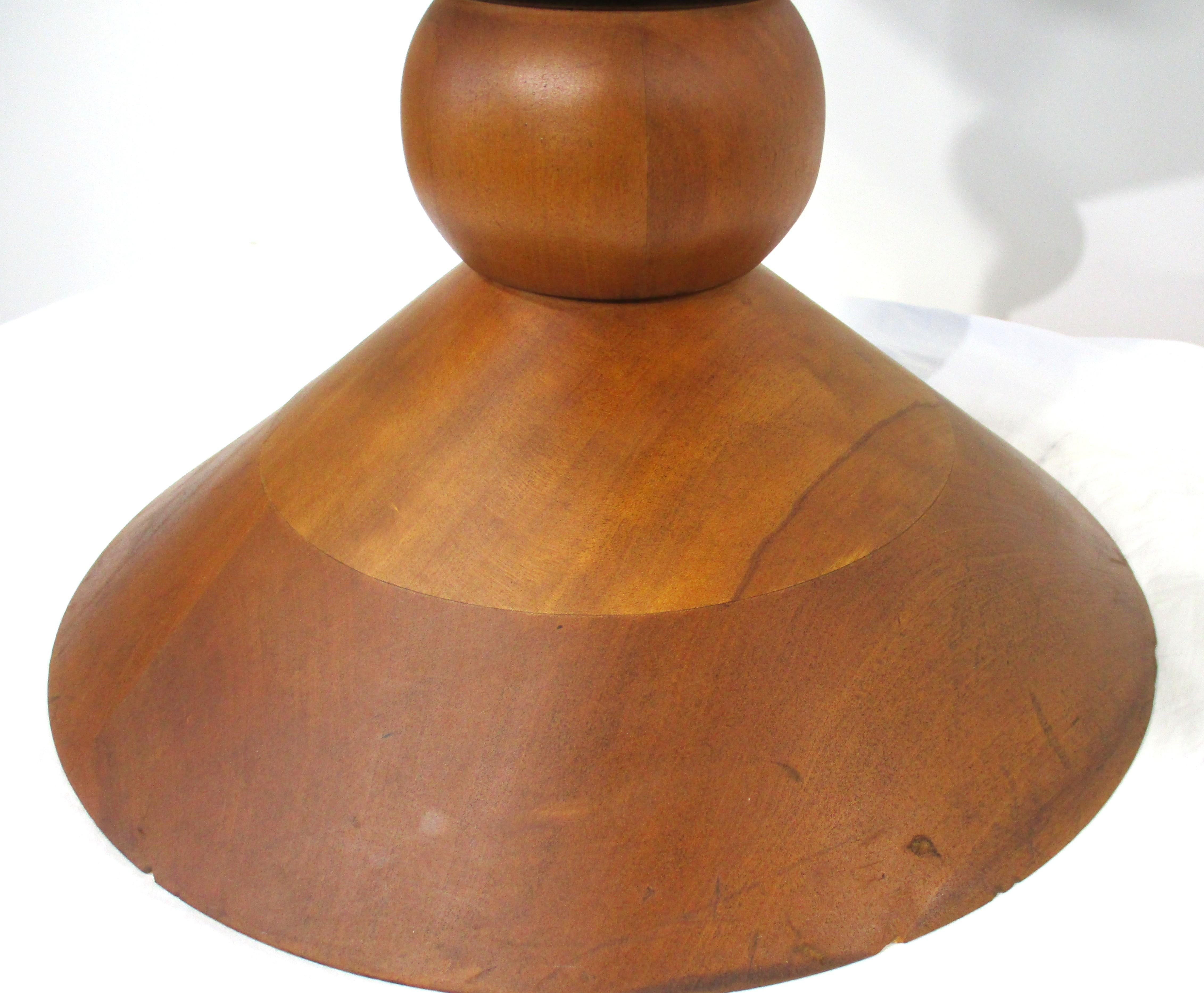 Prototipo de mesa auxiliar / auxiliar Herman Miller de nogal torneado siglo XX en venta