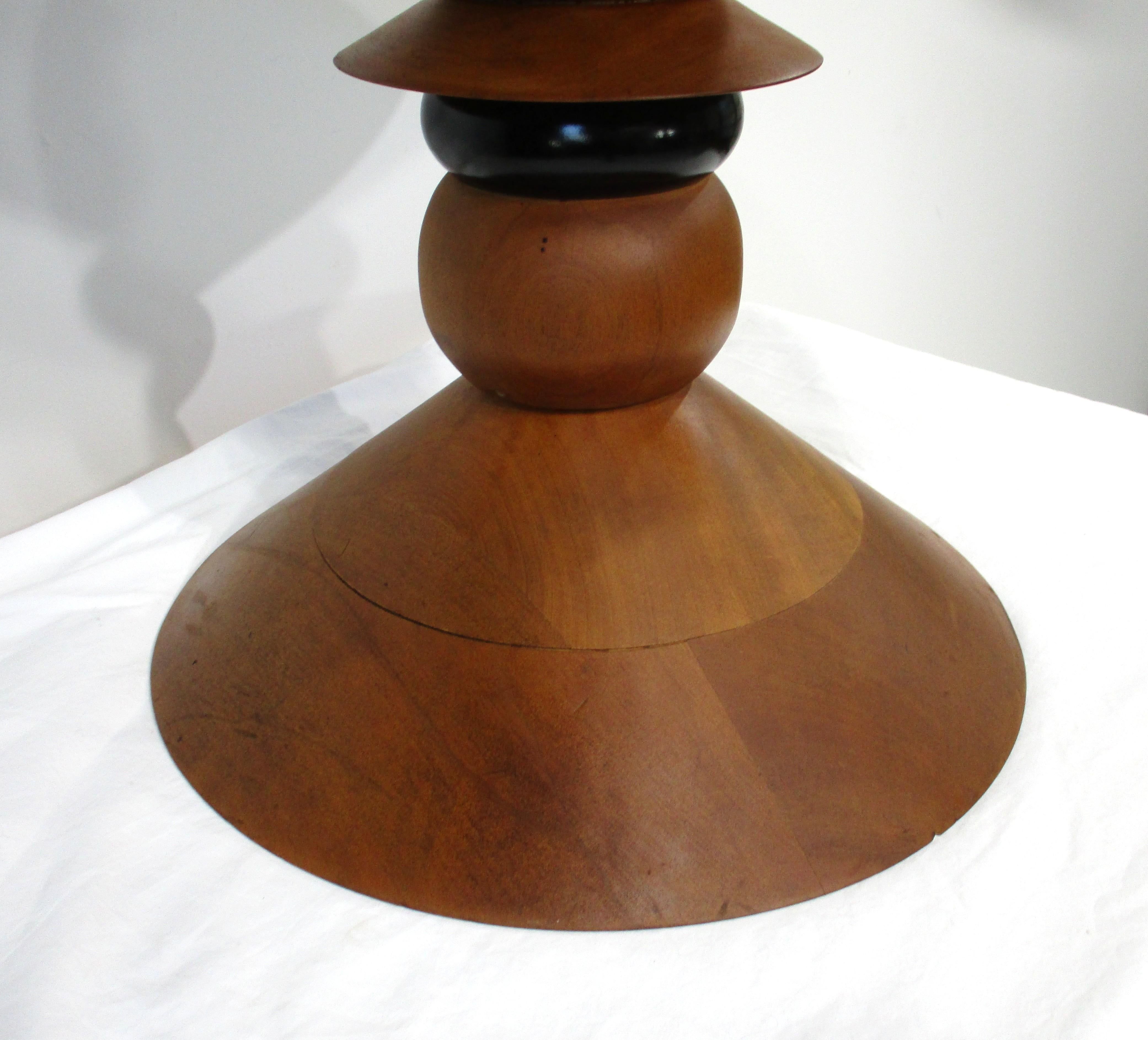 Prototipo de mesa auxiliar / auxiliar Herman Miller de nogal torneado en venta 1