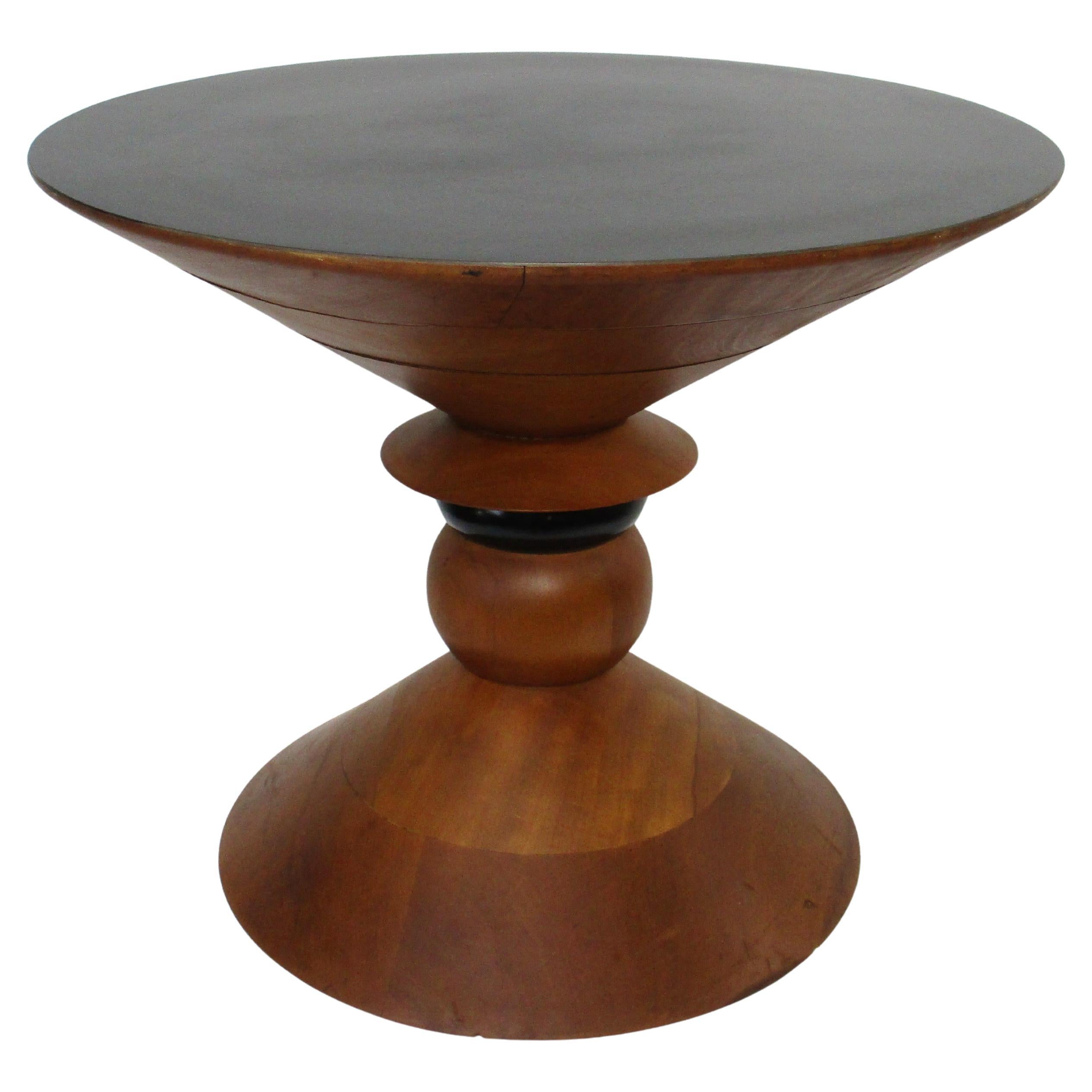 Prototipo de mesa auxiliar / auxiliar Herman Miller de nogal torneado en venta