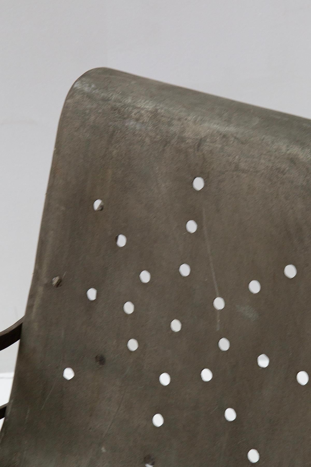 Este extraordinario sillón, diseñado por Gabriele Mucchi, representa una de las obras maestras del racionalismo italiano. Elaborado a partir de una combinación de aleación de aluminio y acero, encarna los principios de funcionalidad y rigor estético