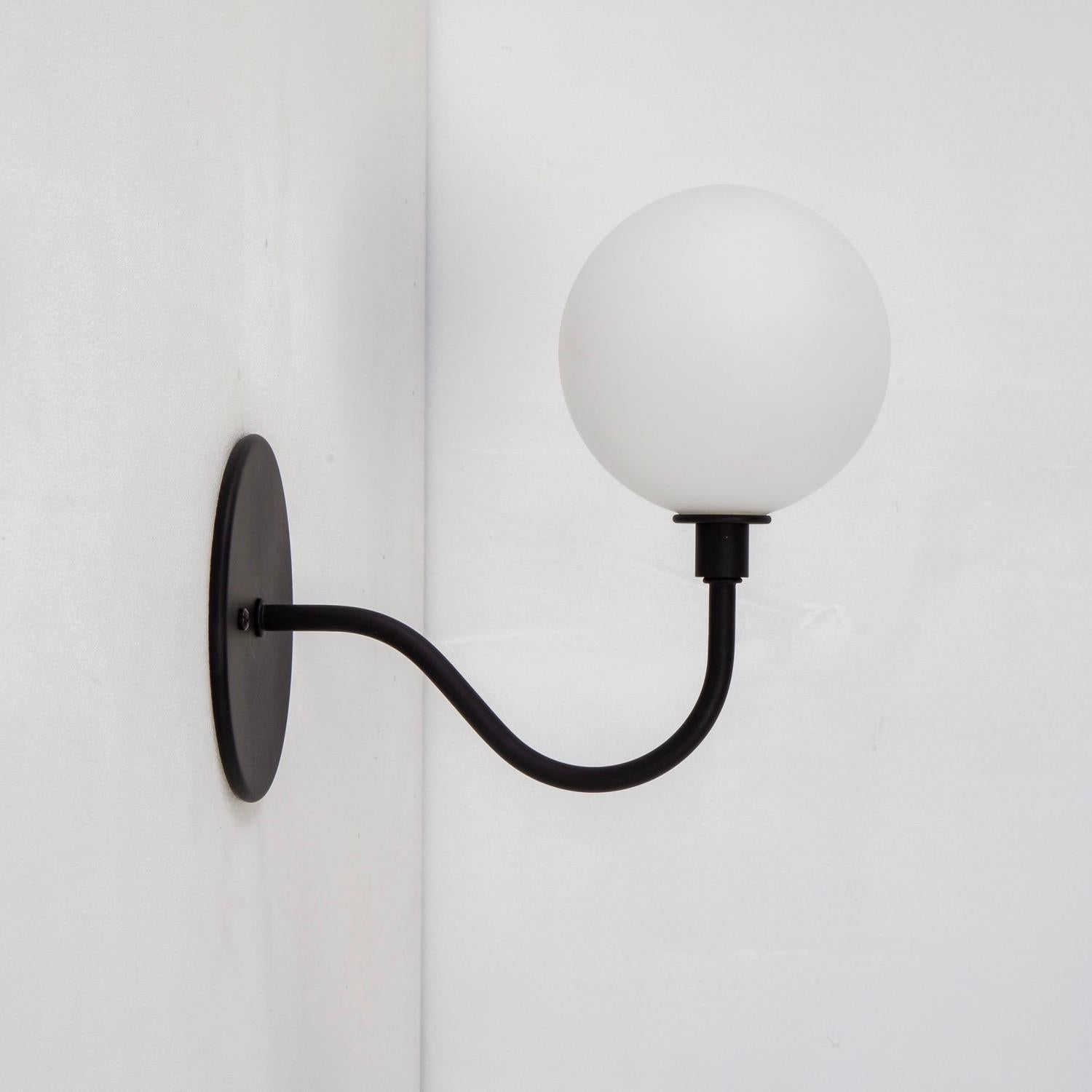 Dieses Angebot ist für 1x Prototyp Pinup Sconce, Large von Research Lighting. 

MATERIALIEN: Stahl, Messing, Aluminium, Glas
Abmessungen: 5in W x 8in H x 9.5in D
Glas Abmessungen: ~5in D
Ausführung: Schwarz lackiert
Beleuchtung: 1x
