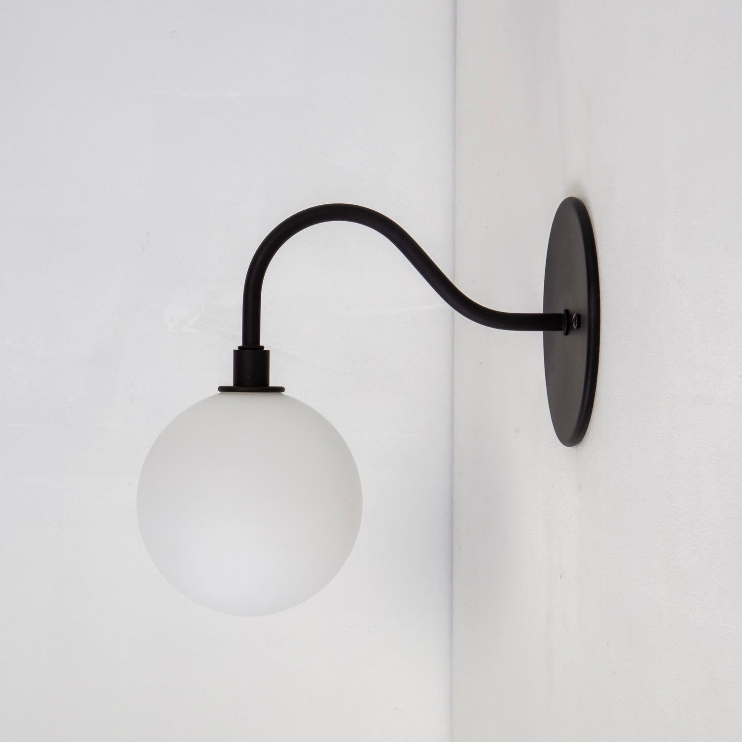 Prototyp eines Pin-up-Wandleuchters von Research. Leuchte, groß, schwarz, weißes Glas (Moderne)