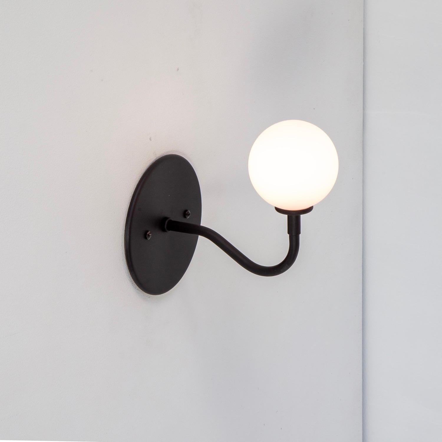 Questa inserzione si riferisce a 1x prototipo di lampada Pinup, Small di Research Lighting. 

Materiali: Steele, ottone, alluminio, vetro
Dimensioni: 5in L x 7in H x 7in D.
Dimensioni del vetro: ~3.25in D.
Finitura: Nero verniciato
Illuminazione: 1x