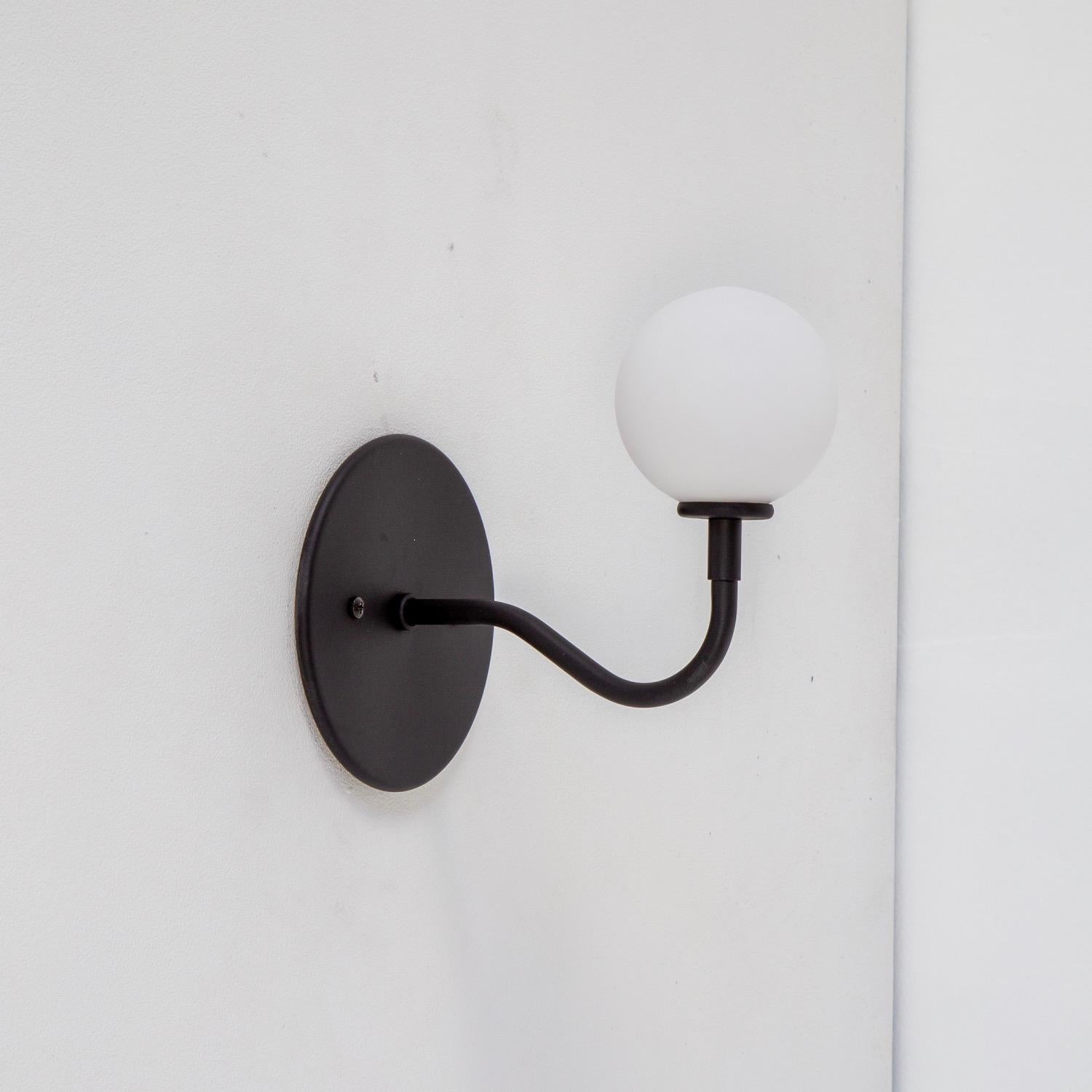 Moderno Prototype Pin Up, applique da parete di Research.Lighting, piccola, nera, vetro bianco in vendita