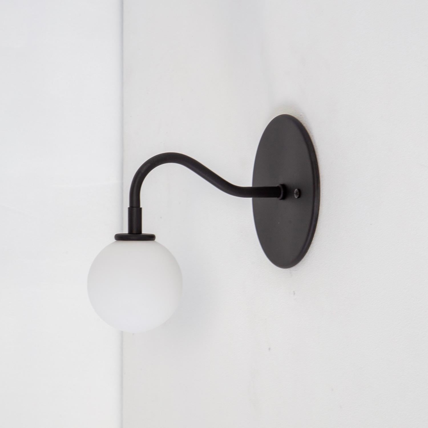 Americano Prototype Pin Up, applique da parete di Research.Lighting, piccola, nera, vetro bianco in vendita