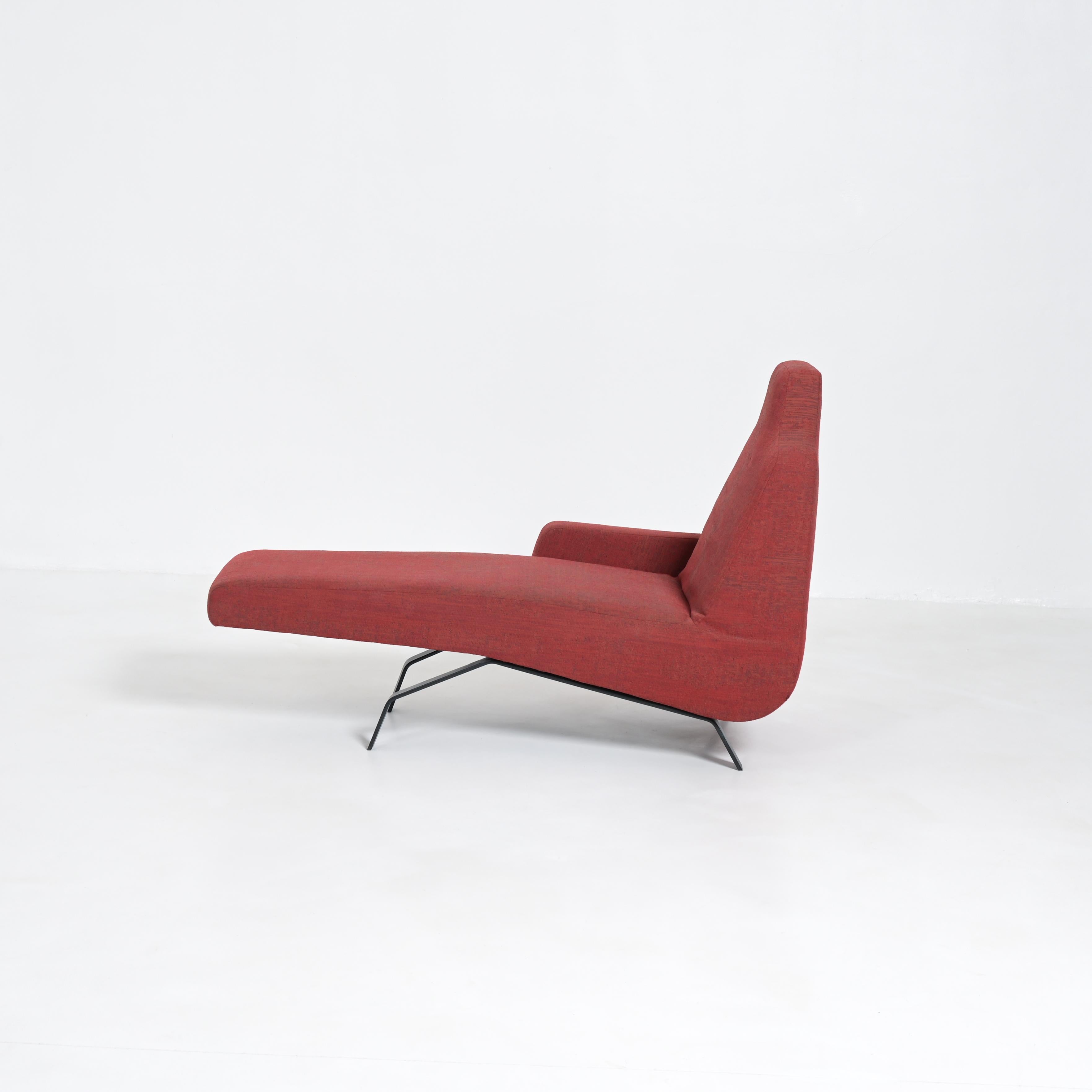 Cette chaise longue rouge a été conçue par Fabiaan Van Severen pour Indera en Belgique. Cette chaise longue scandinave est un prototype et provient de l'intérieur de Fabiaan Van Severen lui-même.
La chaise longue est conçue avec une touche vintage,