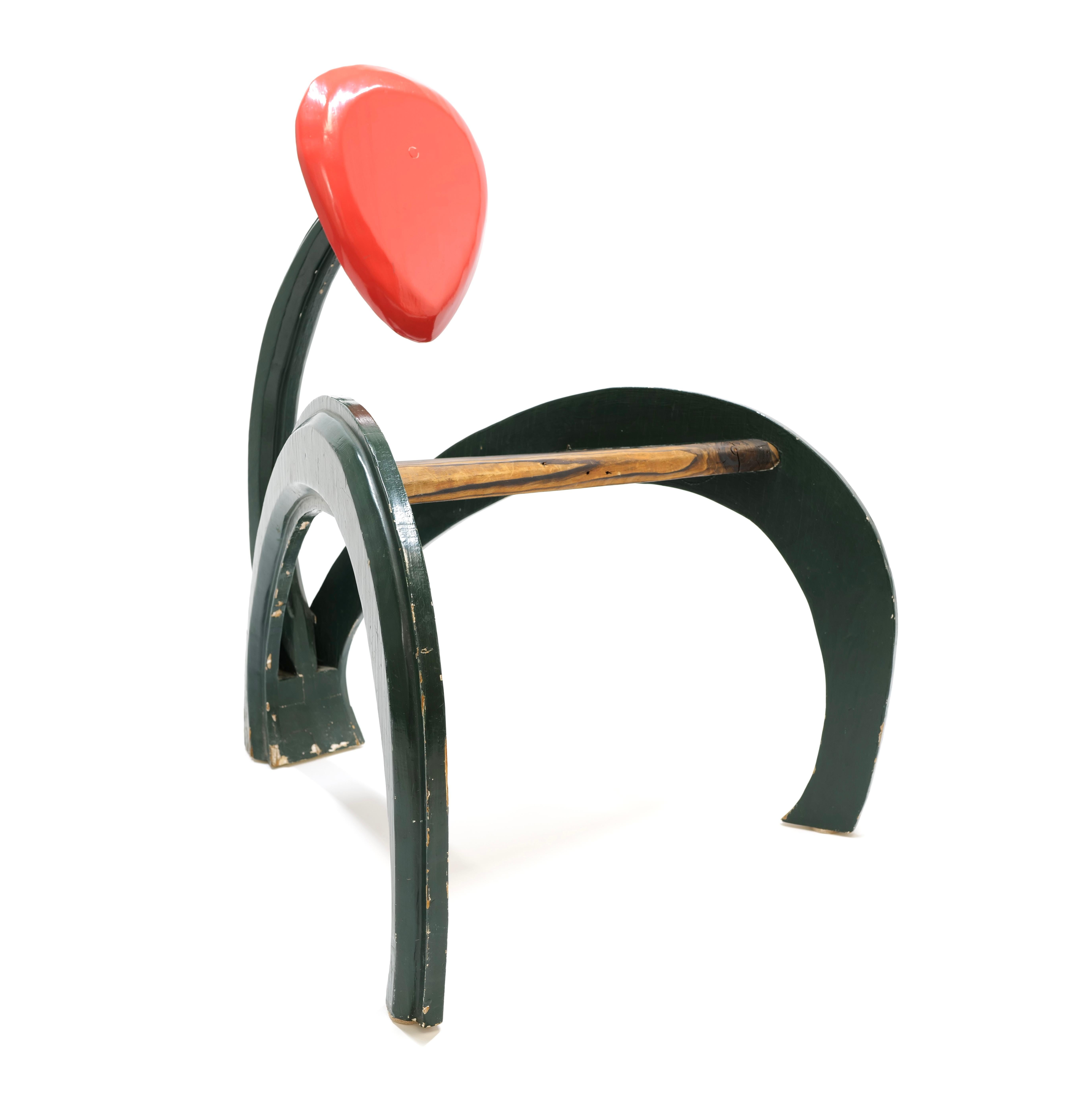 Der Stuhl ist ganz aus Holz gefertigt, seine schlanken Beine und die Rückenlehne erstrecken sich anmutig wie die Fäden eines Staubgefäßes. Die Rückenlehne, die an eine Ameise erinnert, ist sanft geschwungen und bietet ergonomische Unterstützung. Der