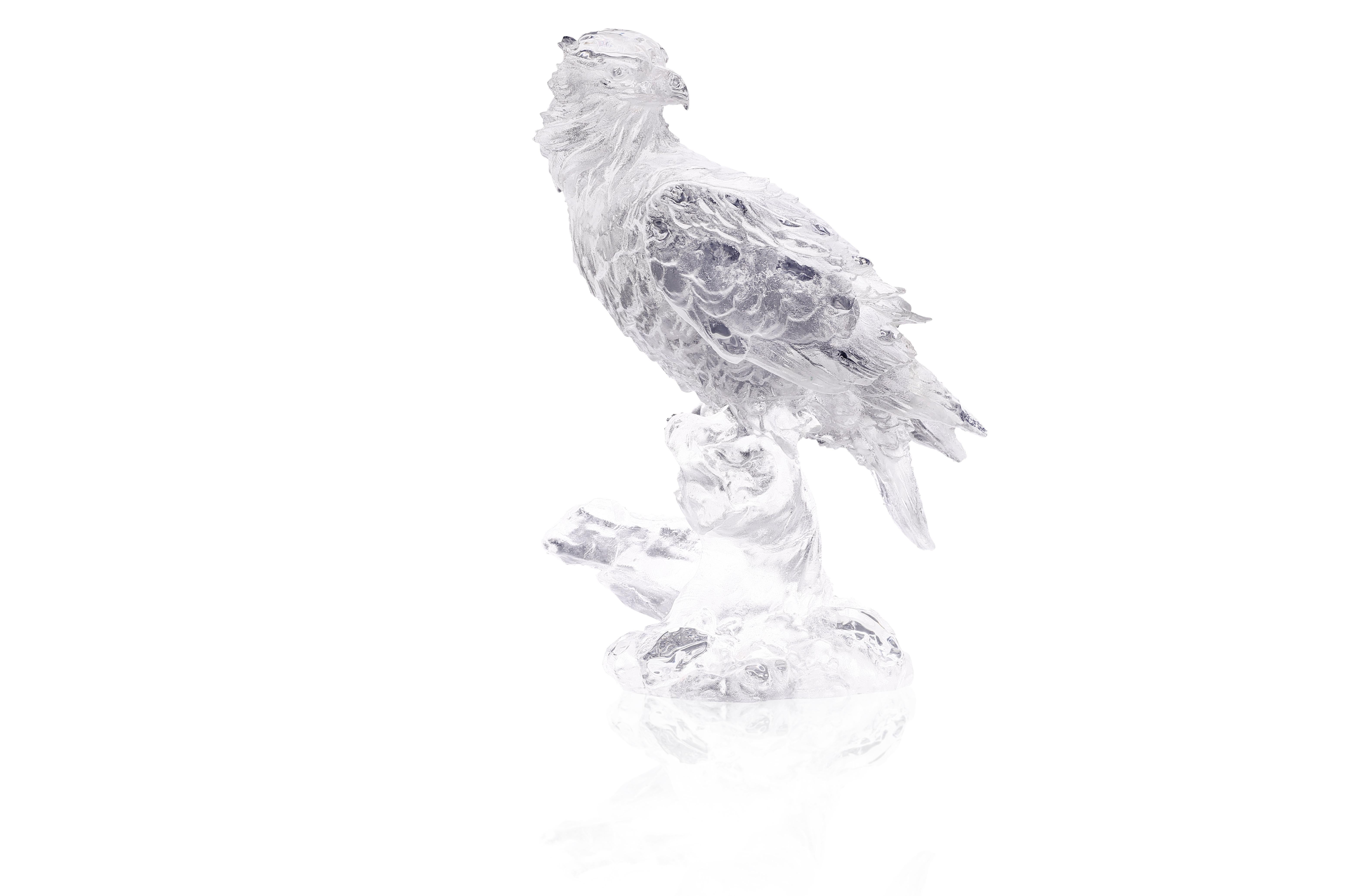 El águila, con su ambición de elevarse por encima de las nubes, despliega sus alas y se eleva alto, dominando las montañas y los mares como un viento libre. Viaja a través de las nubes, atravesando el cielo y el firmamento, y cuanto más alto se