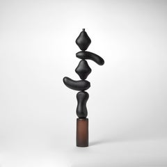 Tótem Orgulloso I, escultura de vidrio soplado negro y marrón con textura, de Simon Moore