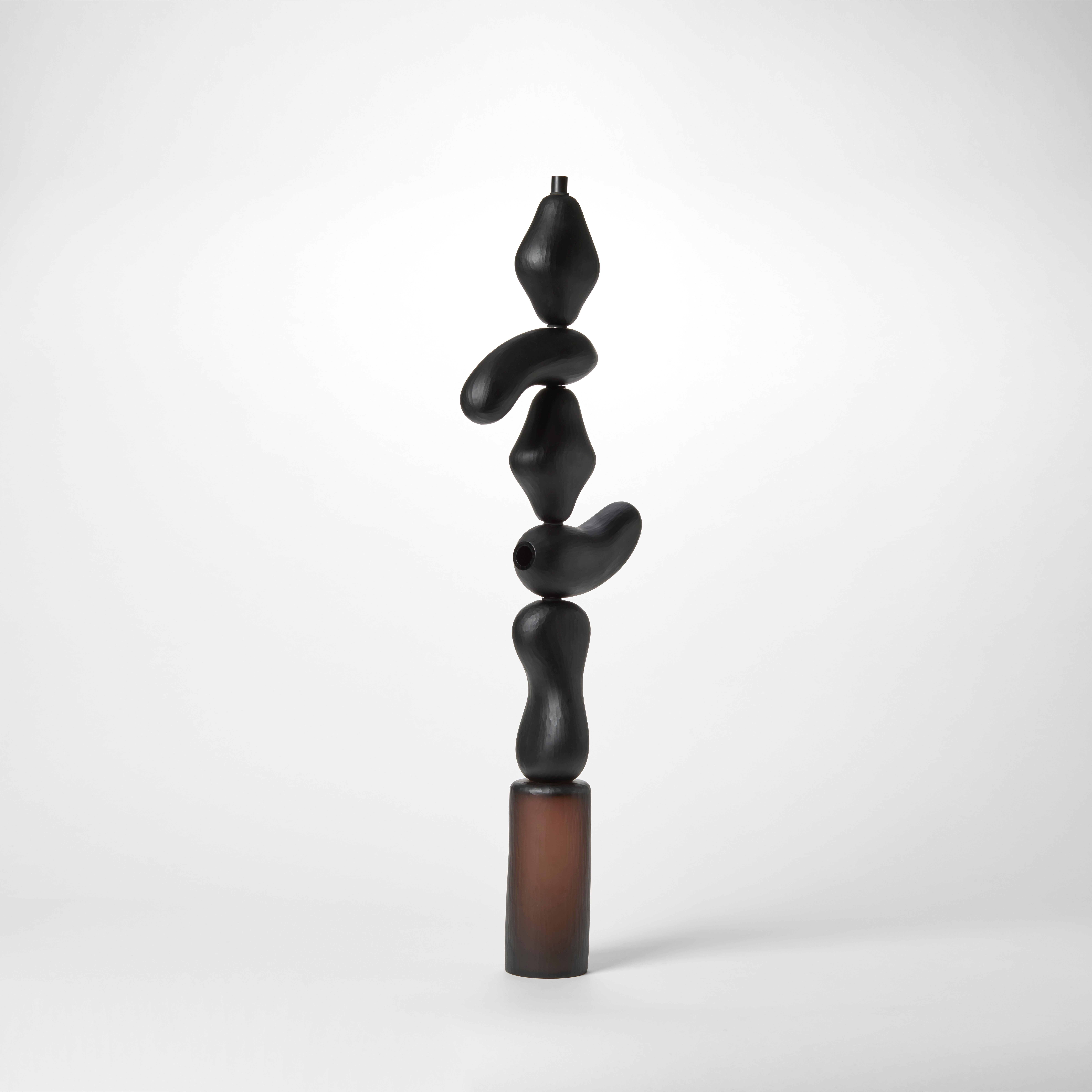 Fatto a mano Proud Totem I, una scultura in vetro soffiato nero e marrone di A.A. Moore in vendita