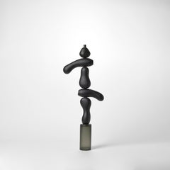 Proud Totem II, una scultura in vetro soffiato nero e grigio di A.A. Moore