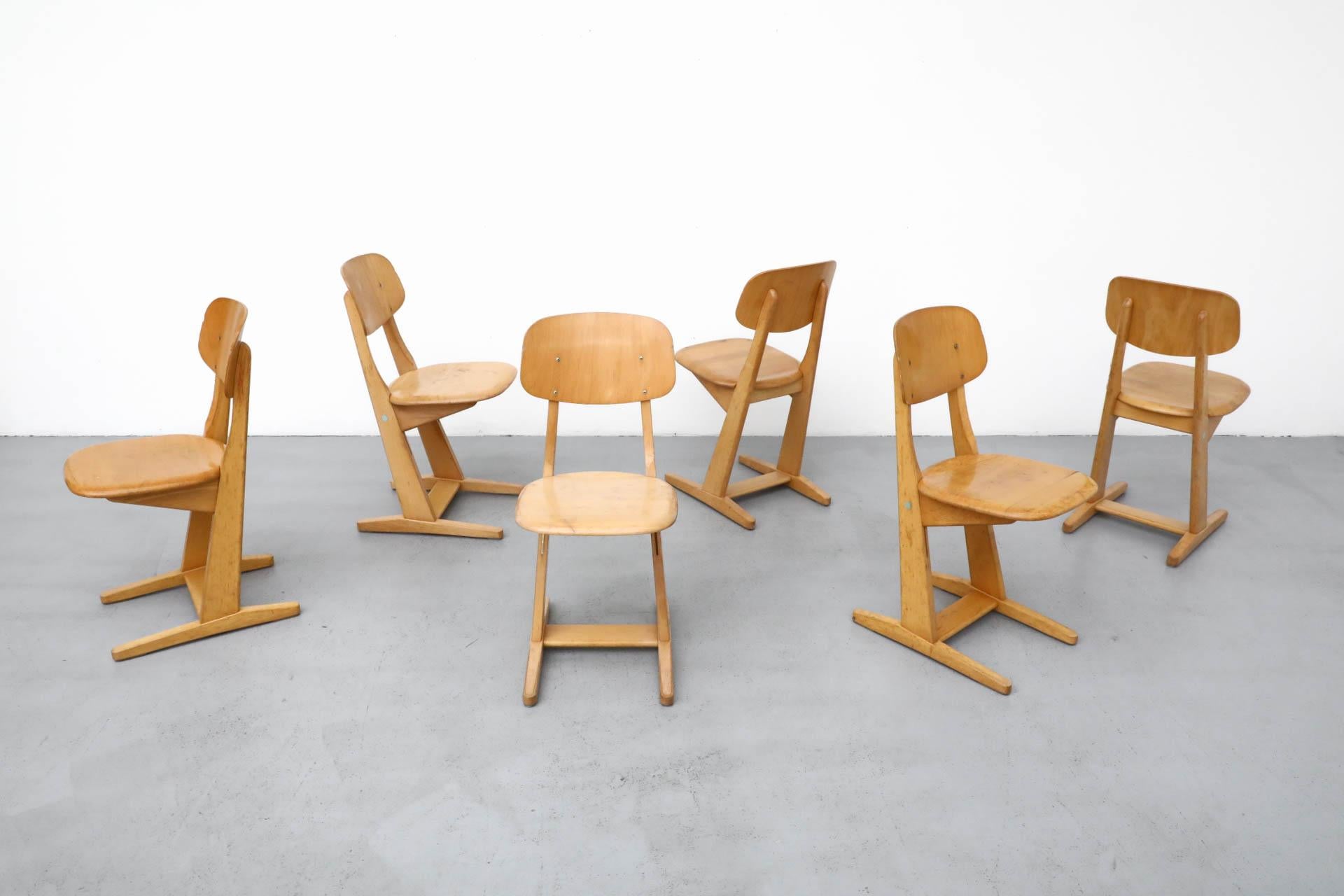Sedie in legno di faggio ispirate a Prouve, prodotte dalla Vereinigte Schulbankfabriken, con seduta a sbalzo e gambe in stile Prouve, disegnate da Karl Nothhelfer nel 1950. Sedie adorabili con un ingombro ridotto. In condizioni originali con usura