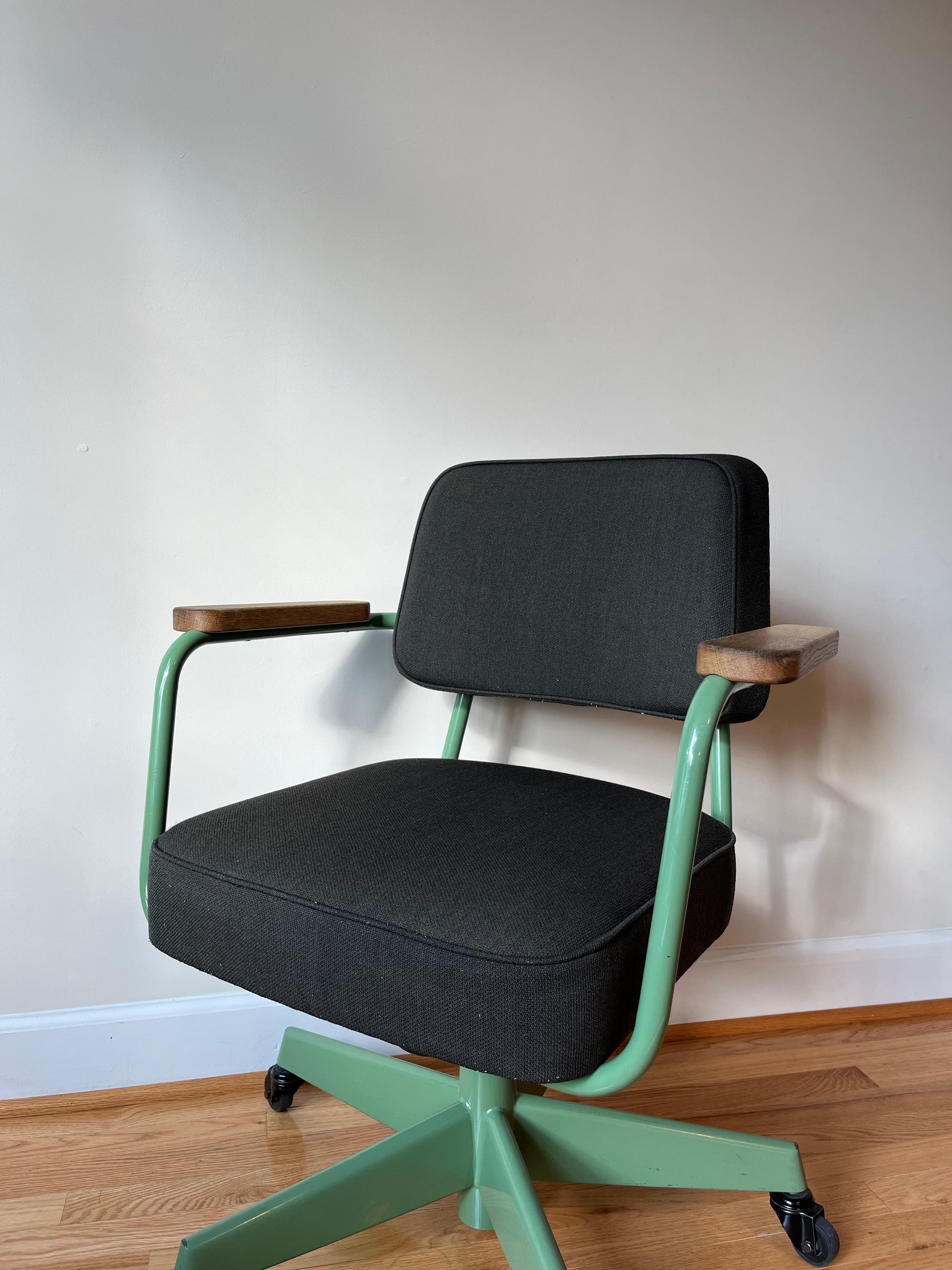 Prouvé RAW Editions Office Fauteuil Direction Pivotant par Jean Prouvé Bon état à Centreville, VA