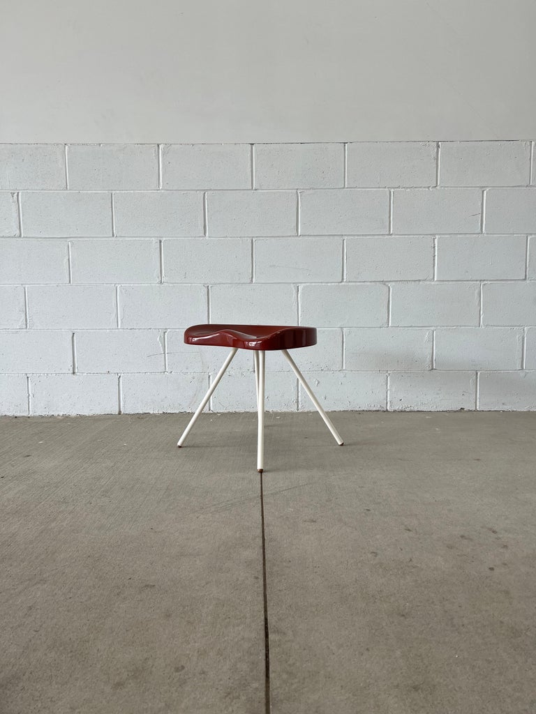 Paire de tabourets tripode en bois