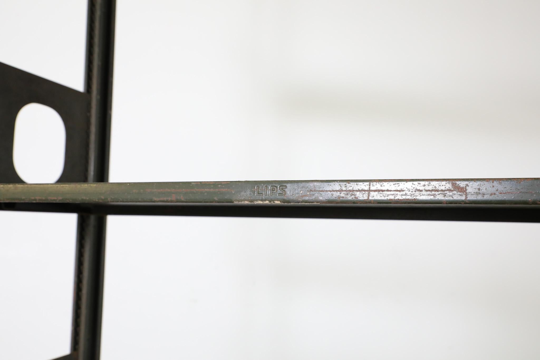Industrielle „Triennale“-Regale aus grünem Stahl im Prouve-Stil von Lips Vago (Emailliert)