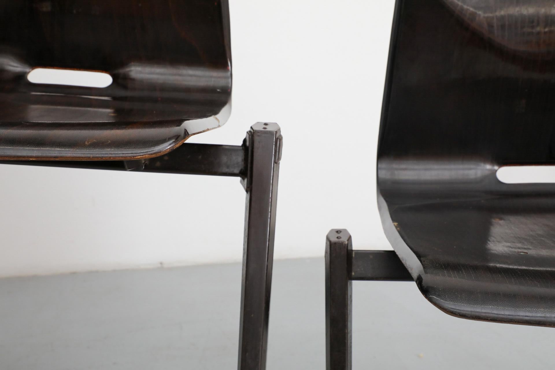 Olandese Sedie industriali impilabili con gambe a compasso in stile Prouve in tonalità wengé in vendita