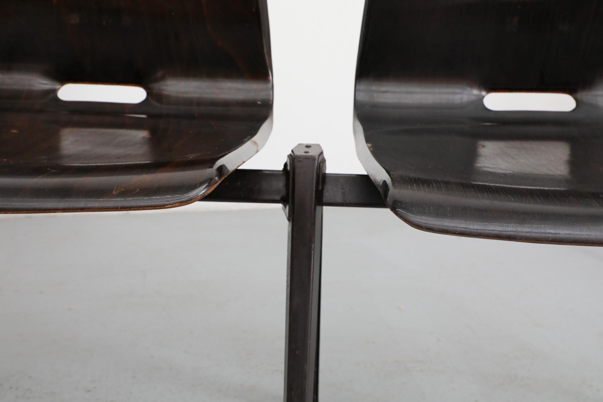 XX secolo Sedie industriali impilabili con gambe a compasso in stile Prouve in tonalità wengé in vendita