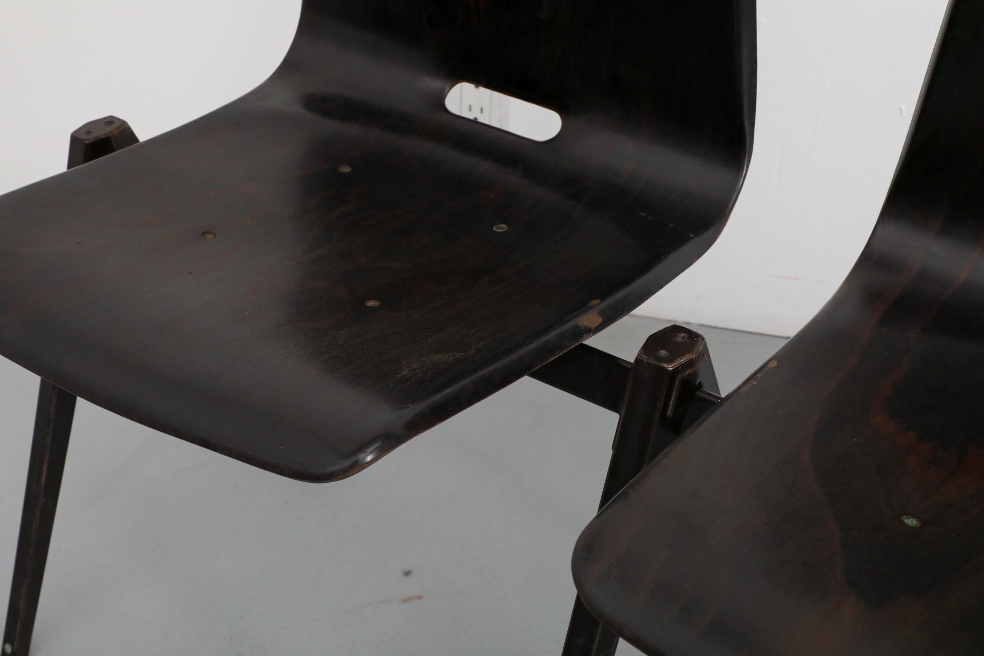 Metallo Sedie industriali impilabili con gambe a compasso in stile Prouve in tonalità wengé in vendita
