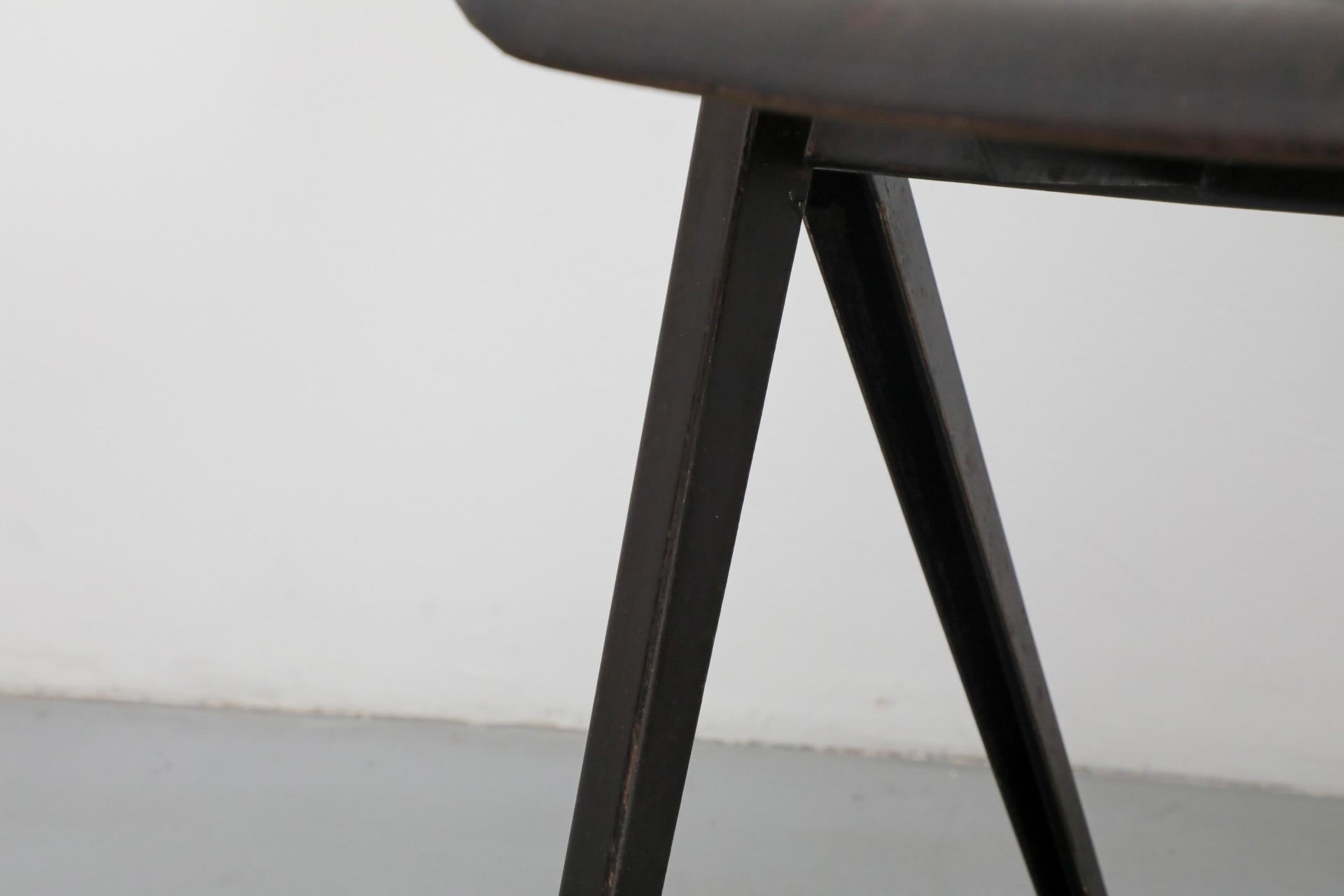 Sedie industriali impilabili con gambe a compasso in stile Prouve in tonalità wengé in vendita 1