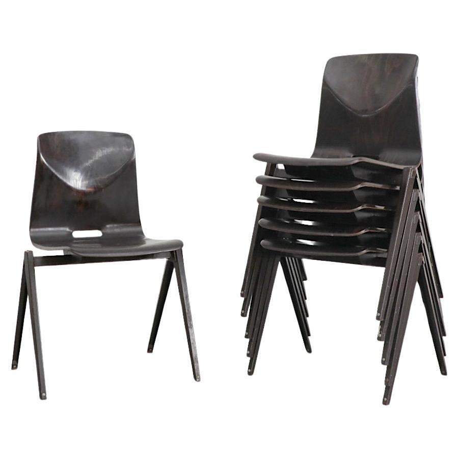Sedie industriali impilabili con gambe a compasso in stile Prouve in tonalità wengé