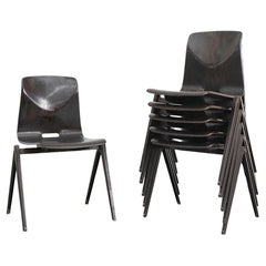 Sedie industriali impilabili con gambe a compasso in stile Prouve in tonalità wengé