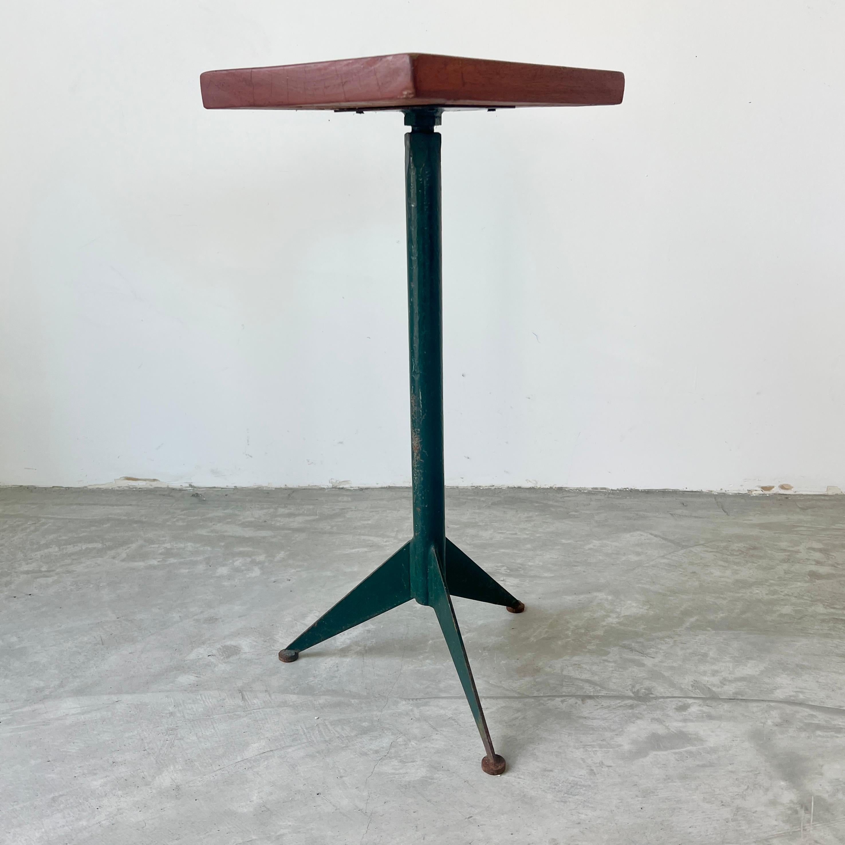 Français Table d'appoint en bois et métal de style Prouve, 1960 France en vente