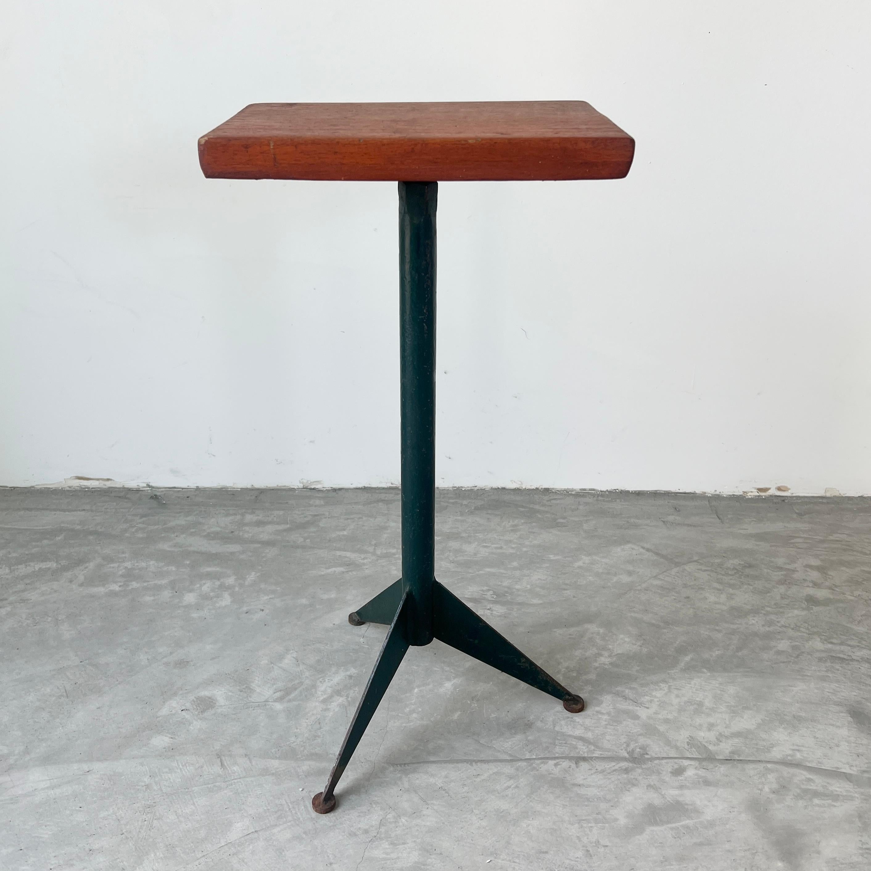 Milieu du XXe siècle Table d'appoint en bois et métal de style Prouve, 1960 France en vente