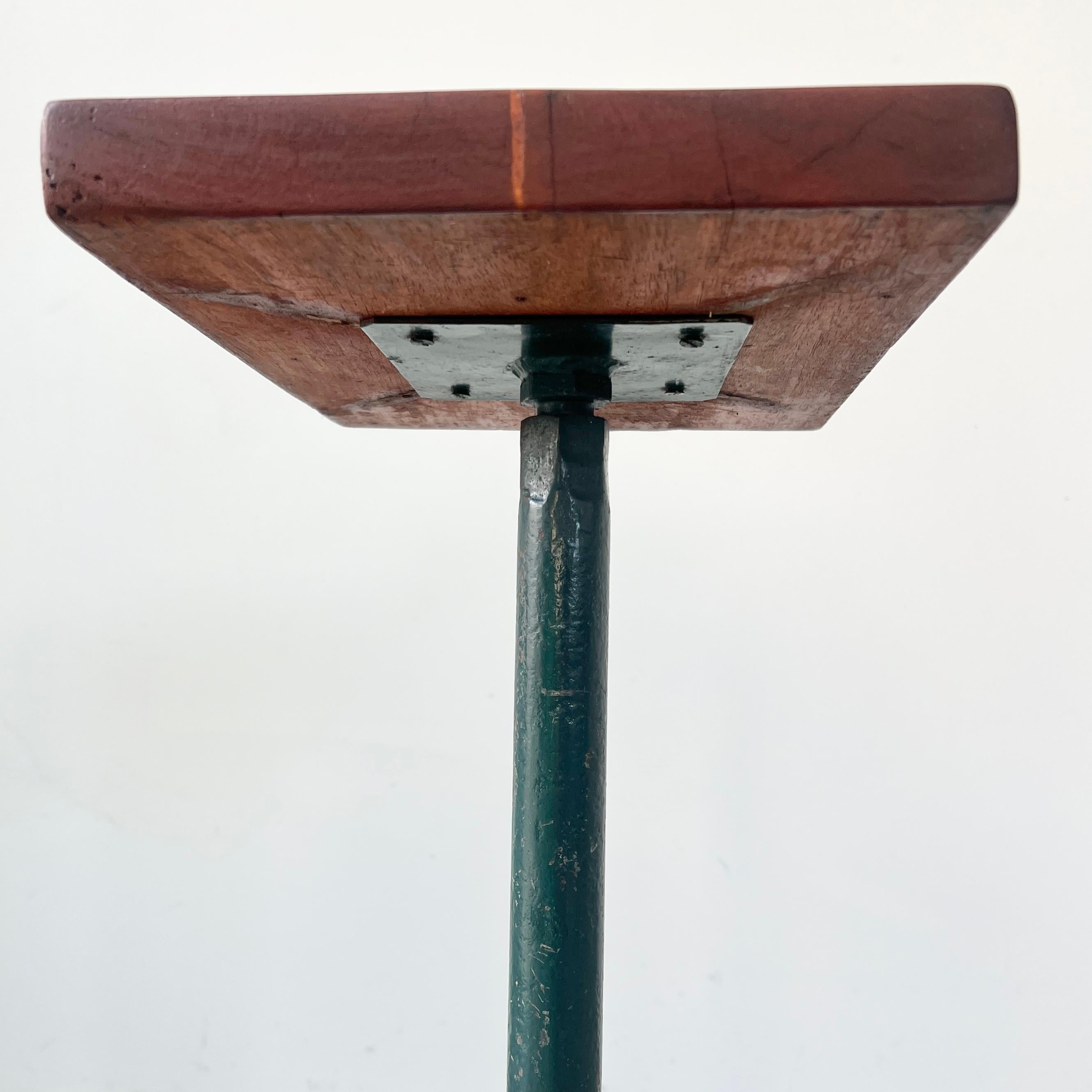 Fer Table d'appoint en bois et métal de style Prouve, 1960 France en vente